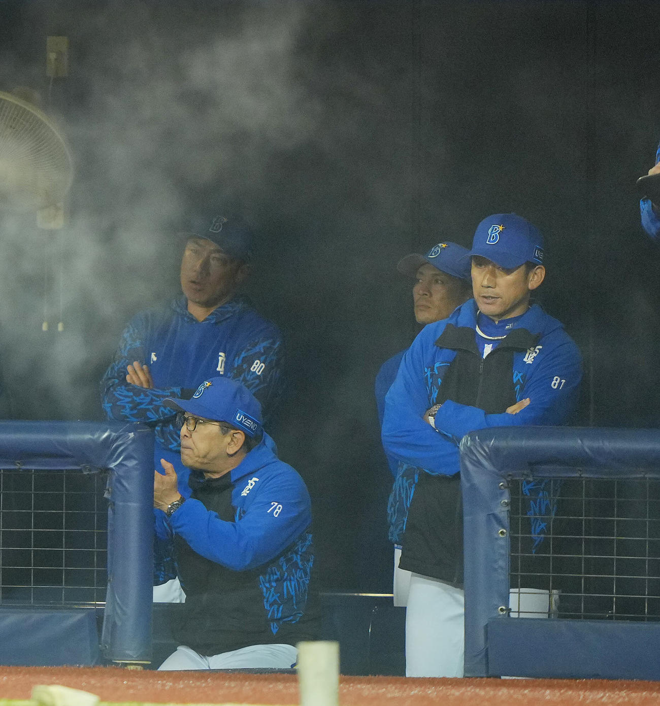DeNA対阪神　5回裏DeNA1死二、三塁、牧が空振り三振に倒れ厳しい表情の三浦監督（撮影・垰建太）