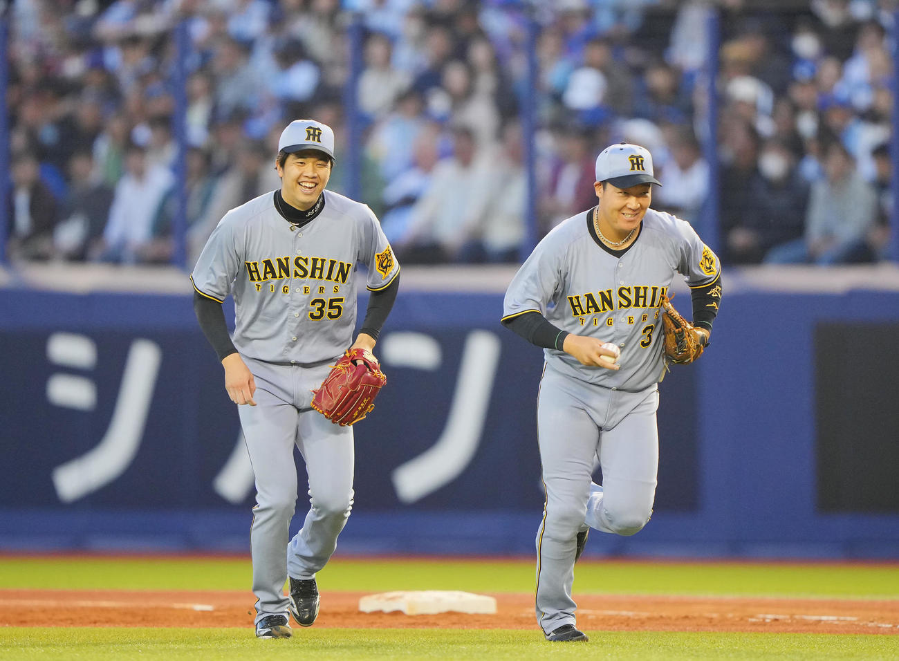 DeNA対阪神　2回裏DeNAの攻撃を無失点に抑えた阪神先発の才木（左）は大山と笑顔を見せる（撮影・垰建太）