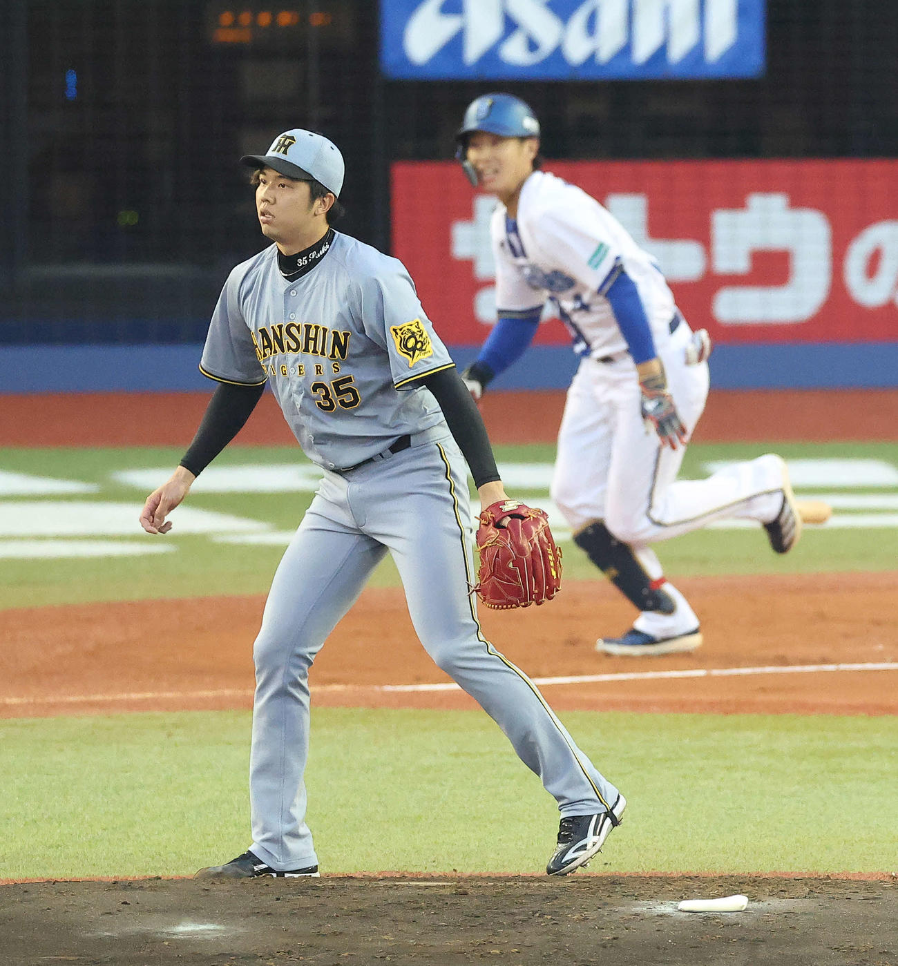 DeNA対阪神　1回裏DeNA1死一塁、度会に右前打を浴びる才木（撮影・河田真司）