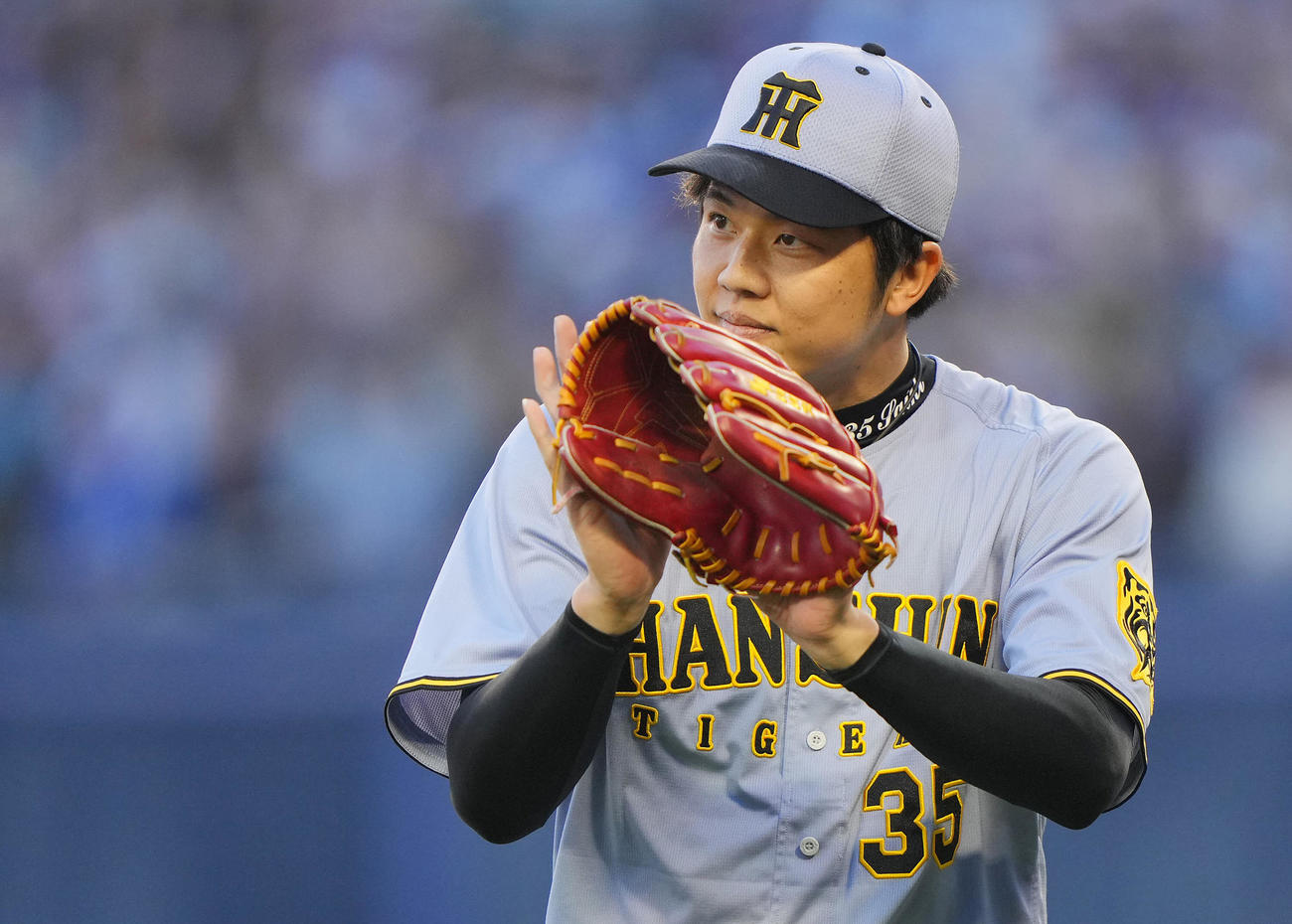DeNA対阪神　1回裏DeNAの攻撃を無失点に抑えグラブをたたく阪神先発の才木（撮影・垰建太）