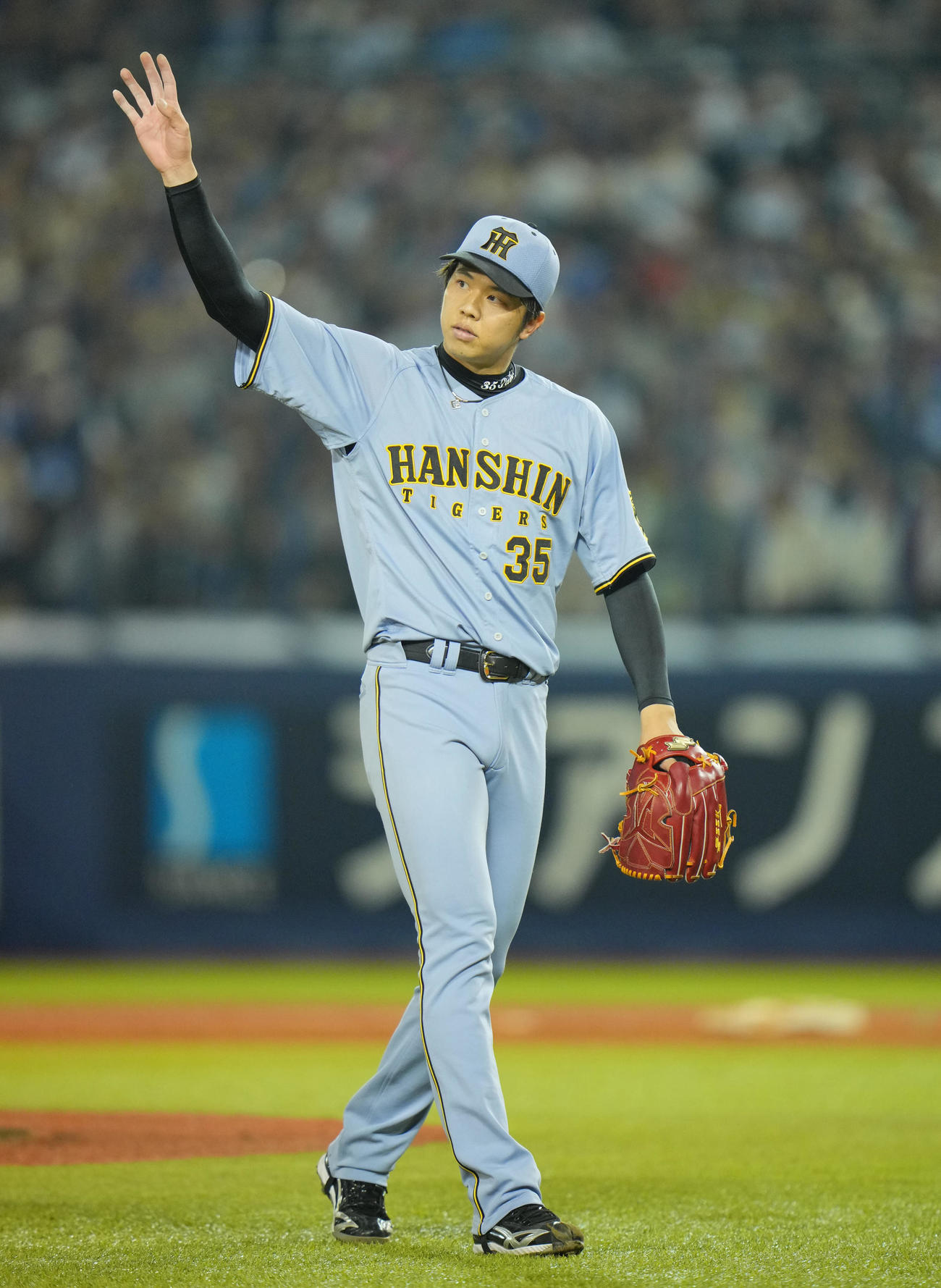 DeNA対阪神　5回裏DeNA2死二、三塁、度会の邪飛を好捕した中川に手を挙げ感謝する才木（撮影・垰建太）