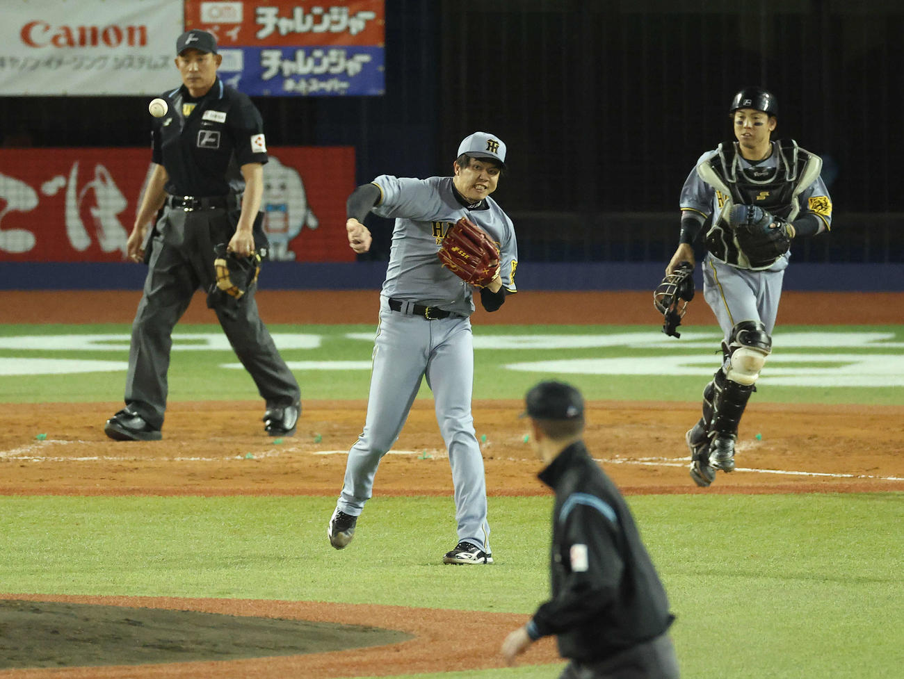 DeNA対阪神　5回裏DeNA無死一塁、ケイの打球を悪送球する才木（撮影・河田真司）