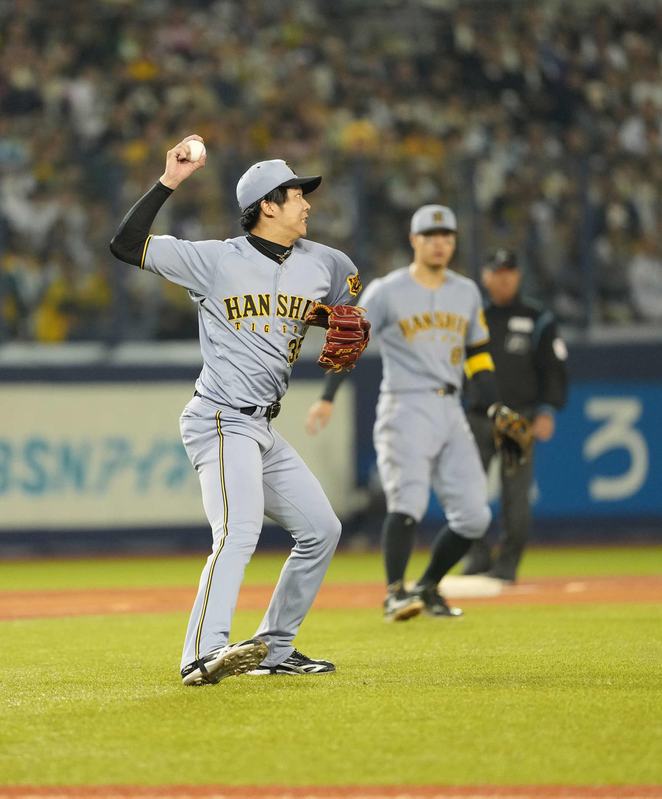DeNA対阪神　5回裏DeNA無死一塁、二塁に悪送球する才木（撮影・井上学)