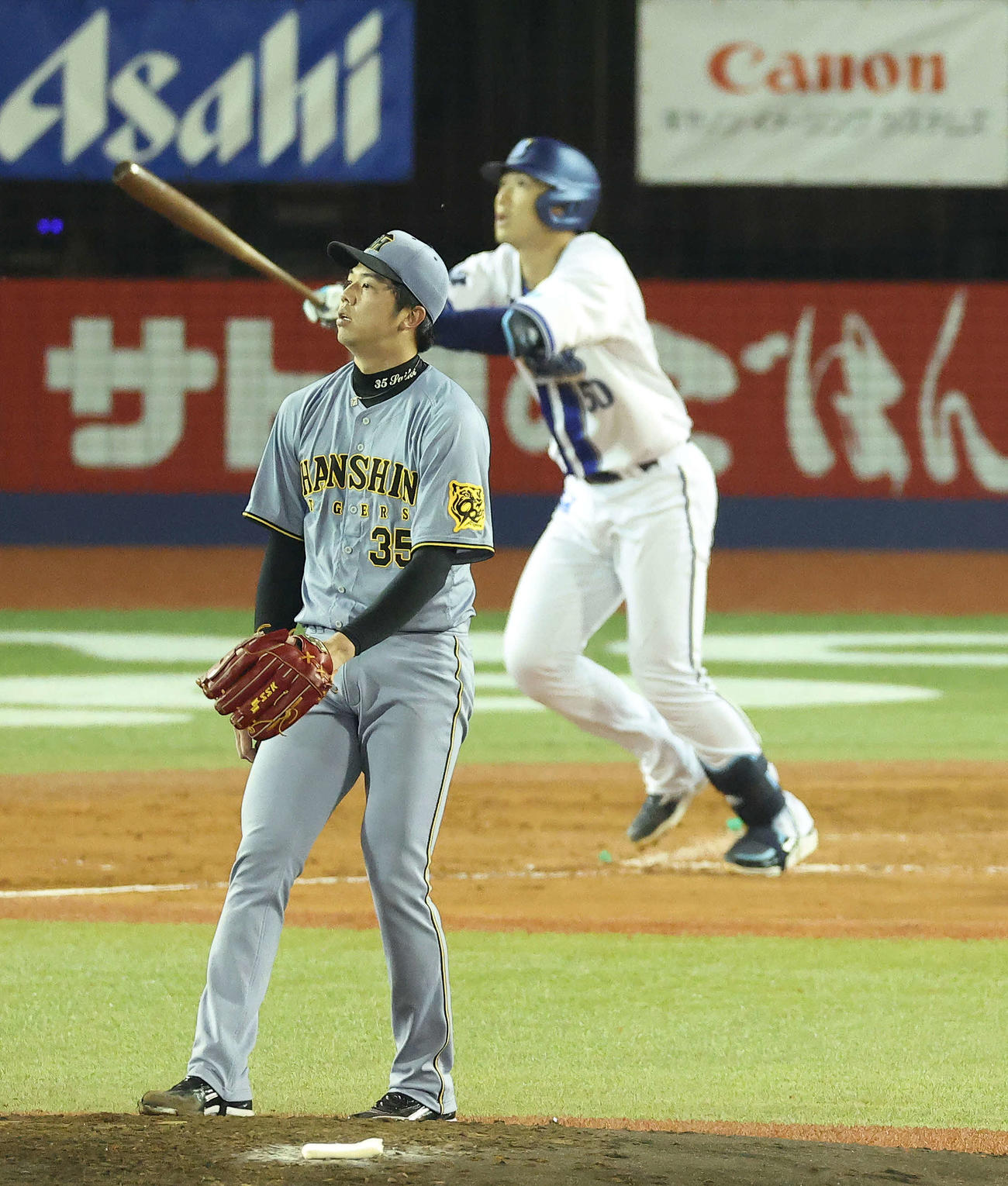 DeNA対阪神　4回表阪神2死、山本を右飛に抑える才木（撮影・河田真司）