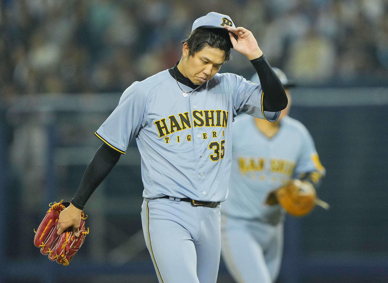 DeNA対阪神　7回裏の登板を終え先制を許した阪神先発の才木はさえない表情を見せる（撮影・垰建太）