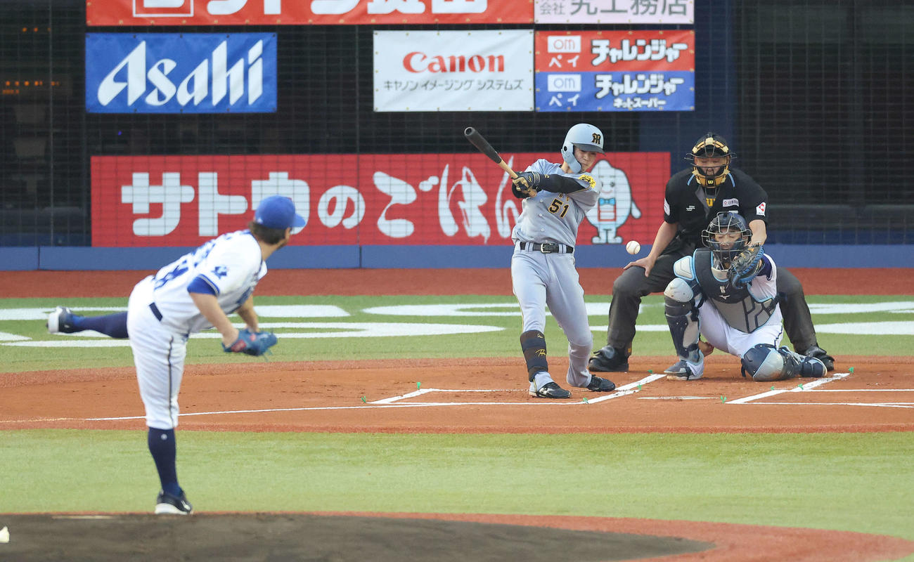 DeNA対阪神　1回表阪神1死、内野安打を放つ中野（撮影・河田真司）
