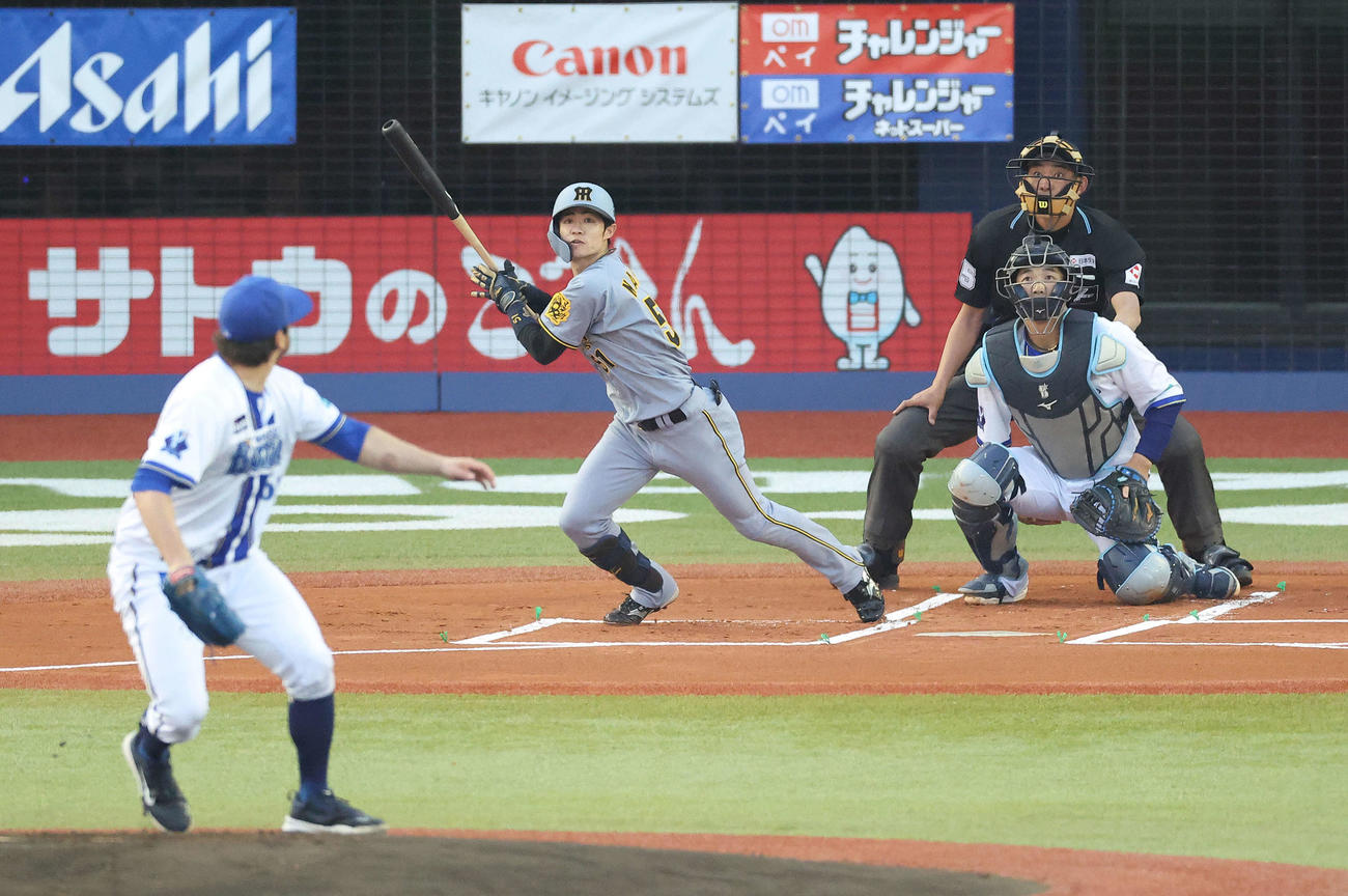 DeNA対阪神　1回表阪神1死、内野安打を放つ中野。投手ケイ（撮影・河田真司）