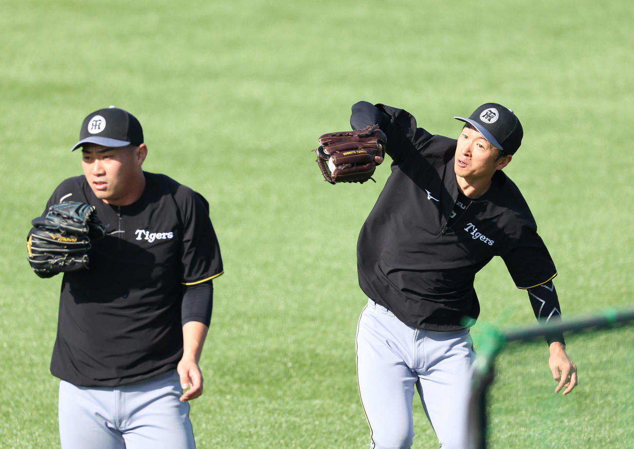 DeNA対阪神　試合前、練習に臨む阪神近本（右）と桐敷（撮影・河田真司）