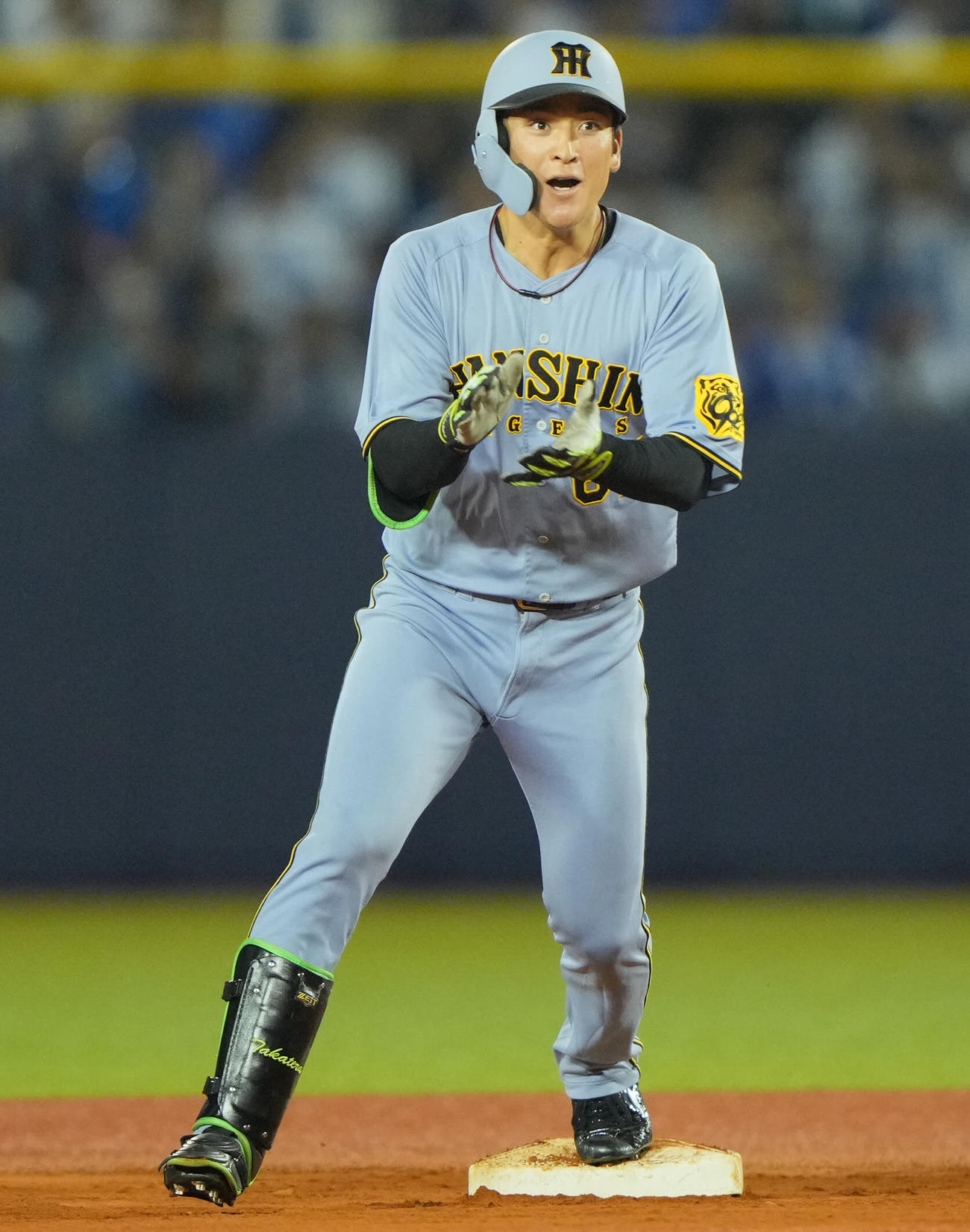 DeNA対阪神　9回表阪神2死、右越えソロ本塁打を放つも二塁上で手をたたいて喜ぶ高寺（撮影・垰建太）