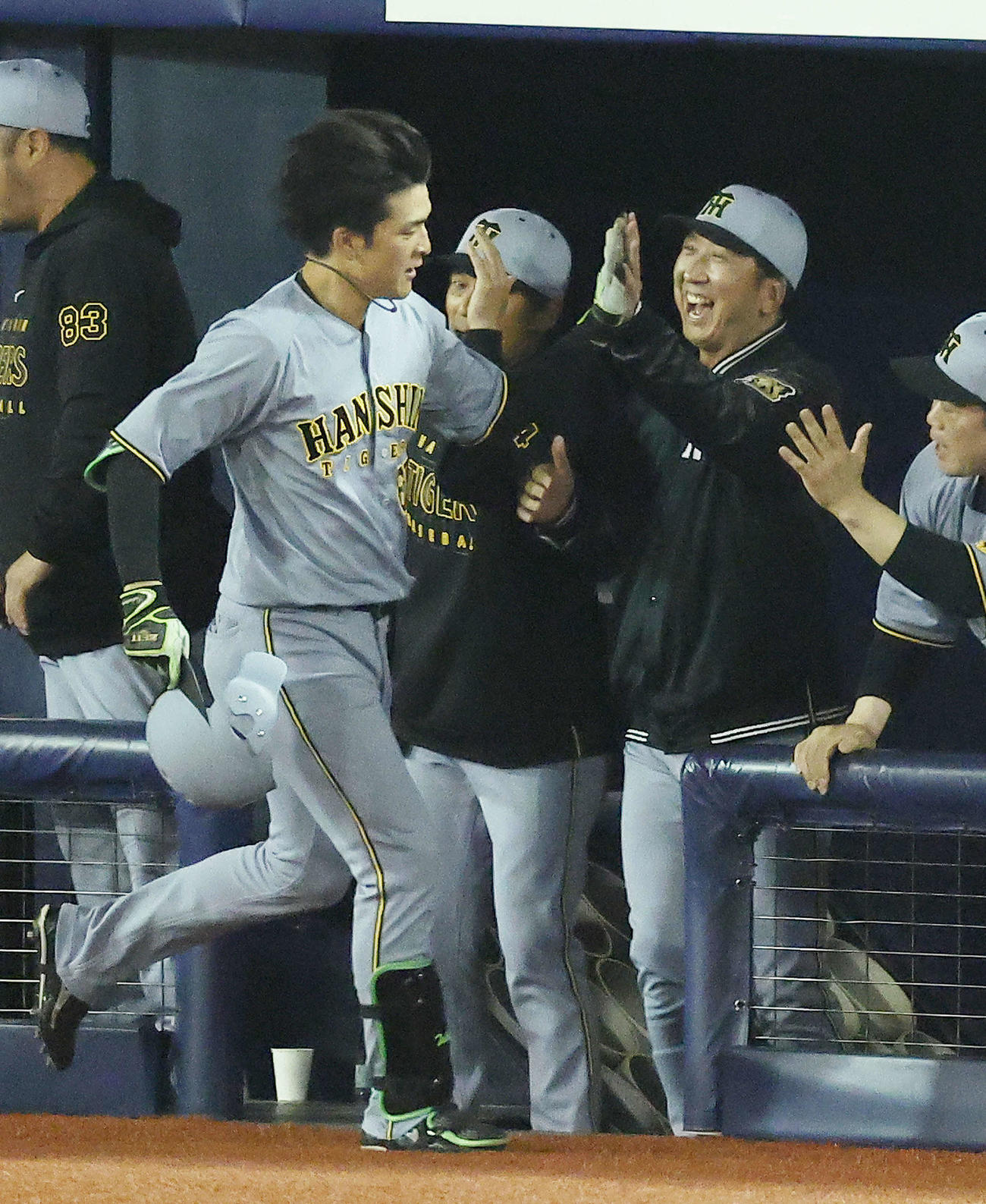 DeNA対阪神　9回表阪神2死、右越え同点ソロ本塁打で生還する高寺を笑顔で迎える藤川監督（撮影・河田真司）