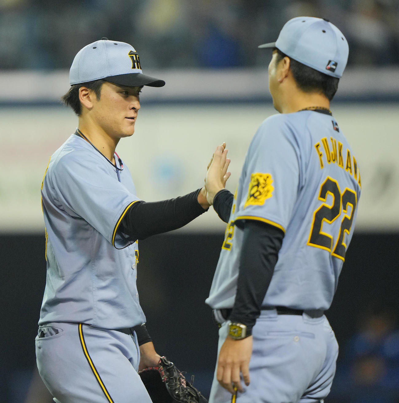 DeNA対阪神　DeNAと引き分け阪神藤川監督（右）とタッチを交わす高寺（撮影・垰建太）