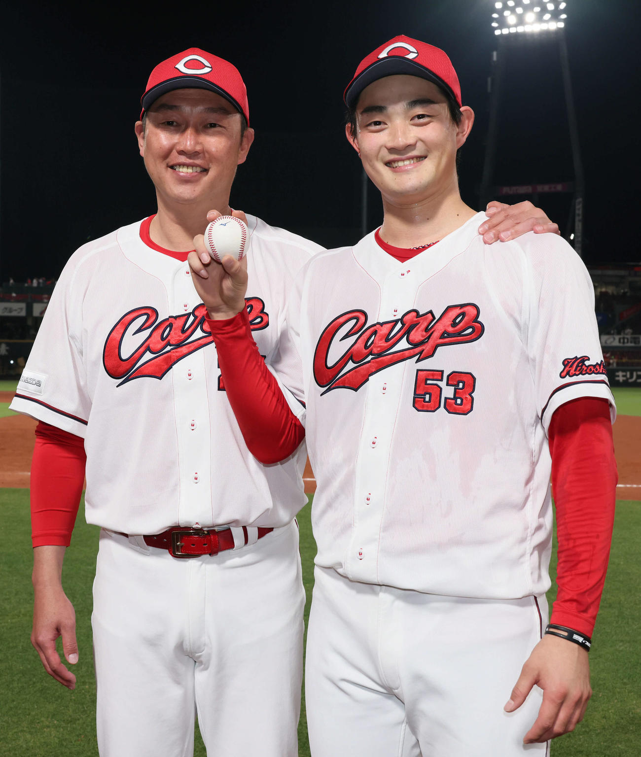 広島対巨人　プロ初勝利の岡本（右）と新井監督（撮影・加藤孝規