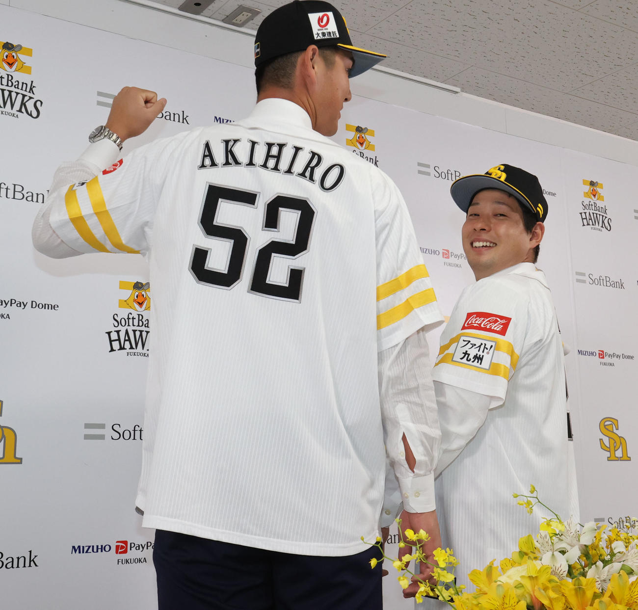 入団会見でユニホーム姿を披露する秋広（左）と大江（撮影・梅根麻紀）