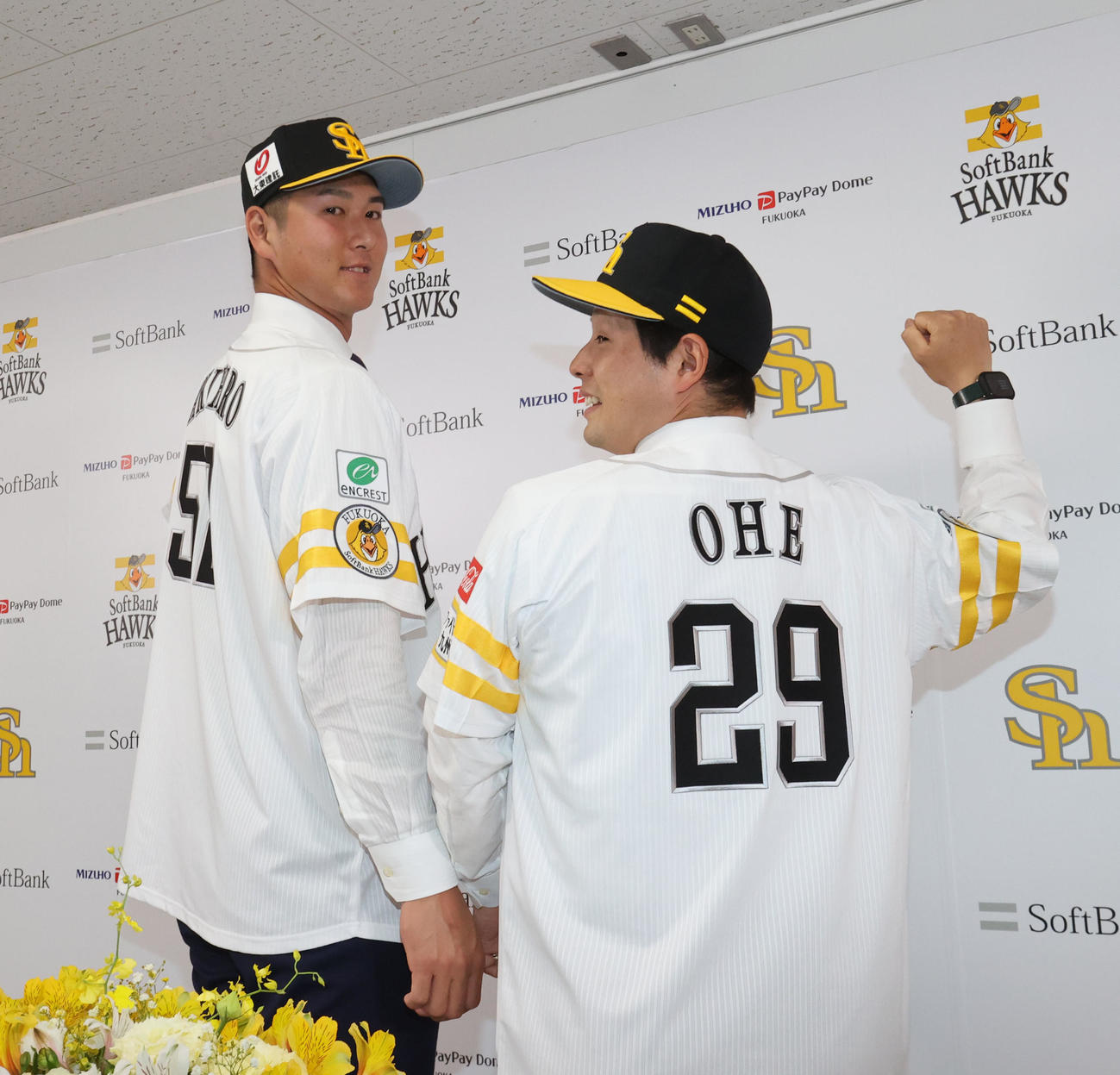 入団会見でユニホーム姿を披露する秋広（左）と大江（撮影・梅根麻紀）