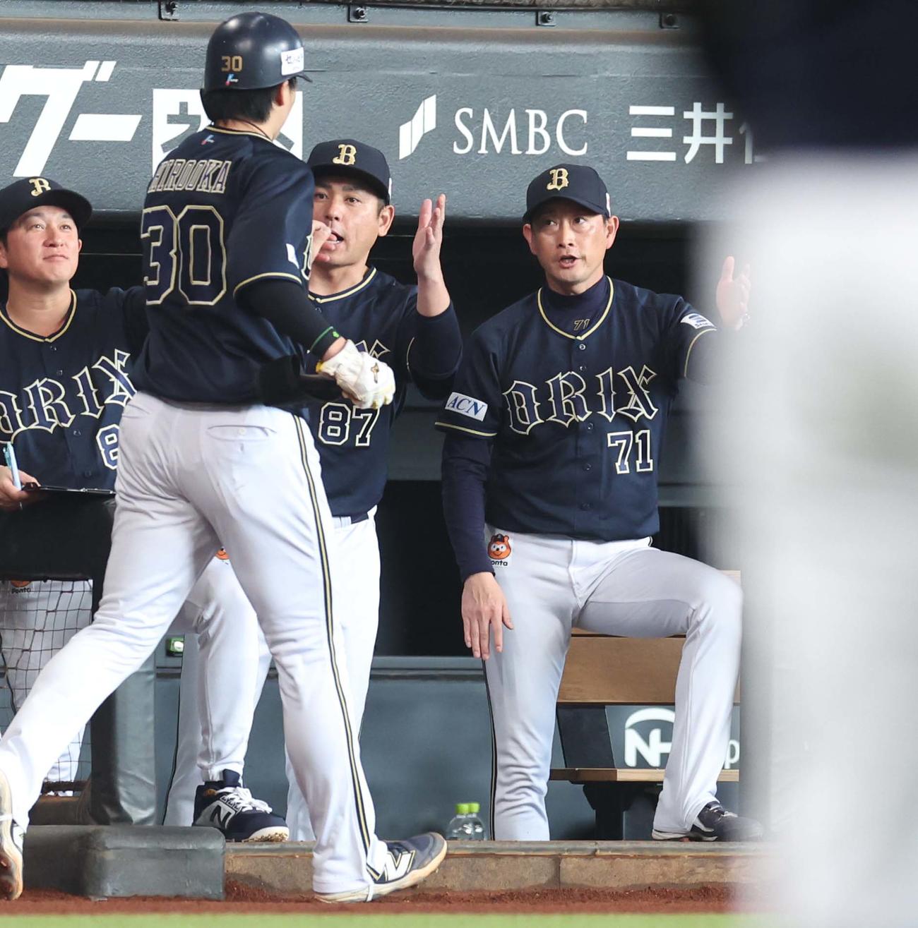日本ハム対オリックス　1回表、生還した広岡を出迎える岸田監督（右）（撮影・黒川智章）