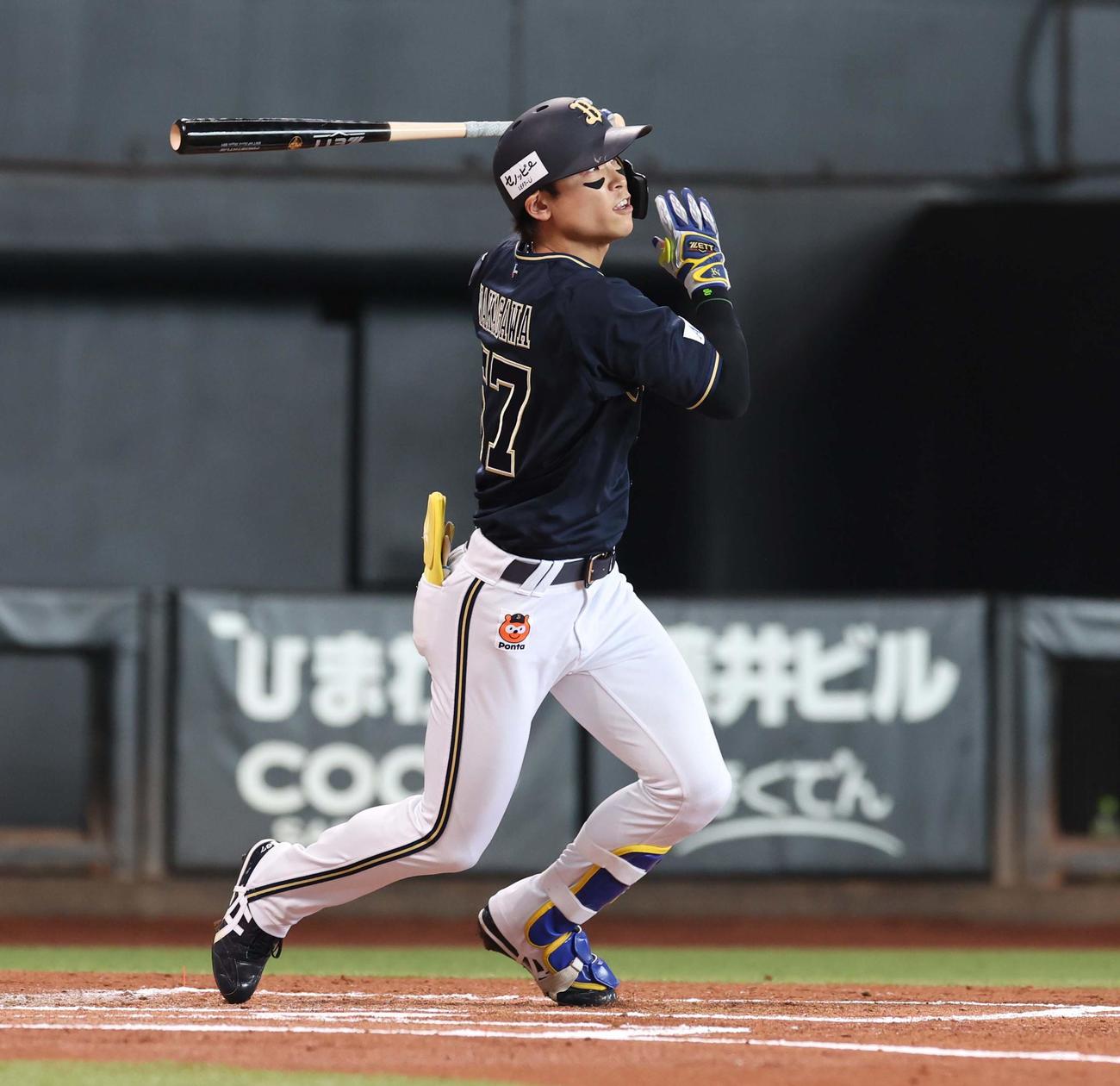 日本ハム対オリックス　1回表オリックス1死一、三塁、中犠飛を放つ中川（撮影・黒川智章）