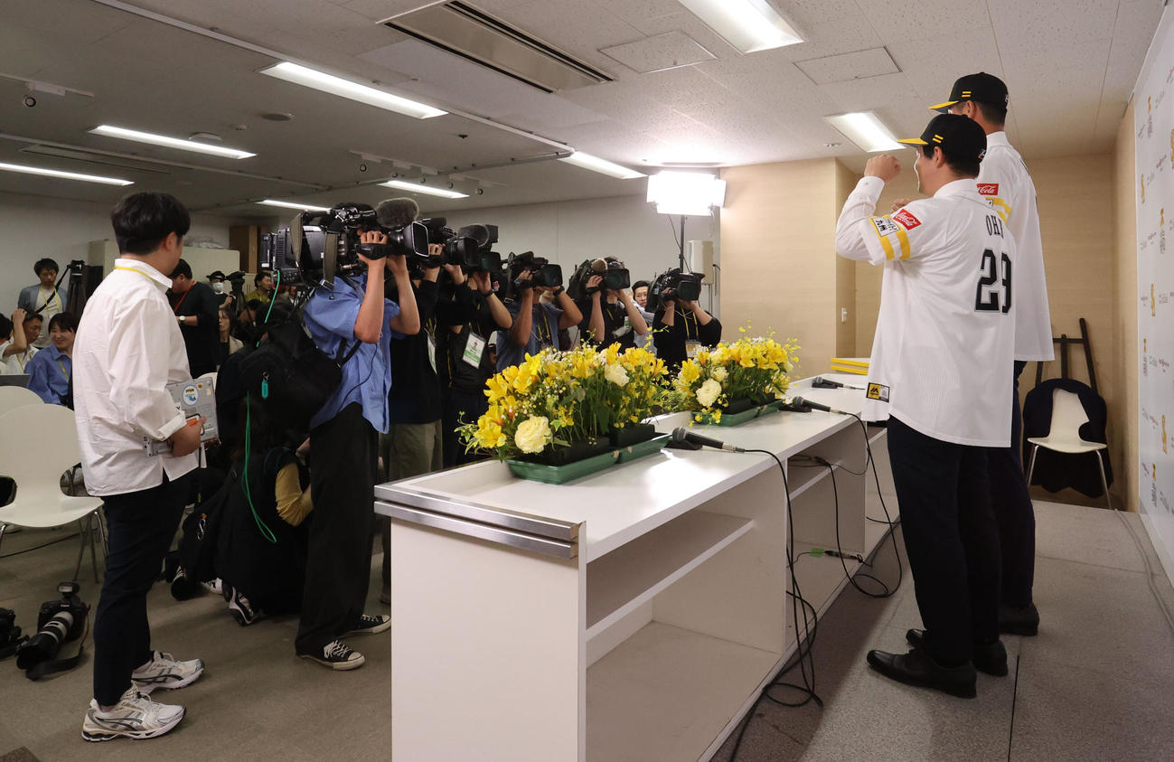 入団会見でユニホーム姿を披露する秋広と大江（手前）（撮影・梅根麻紀）