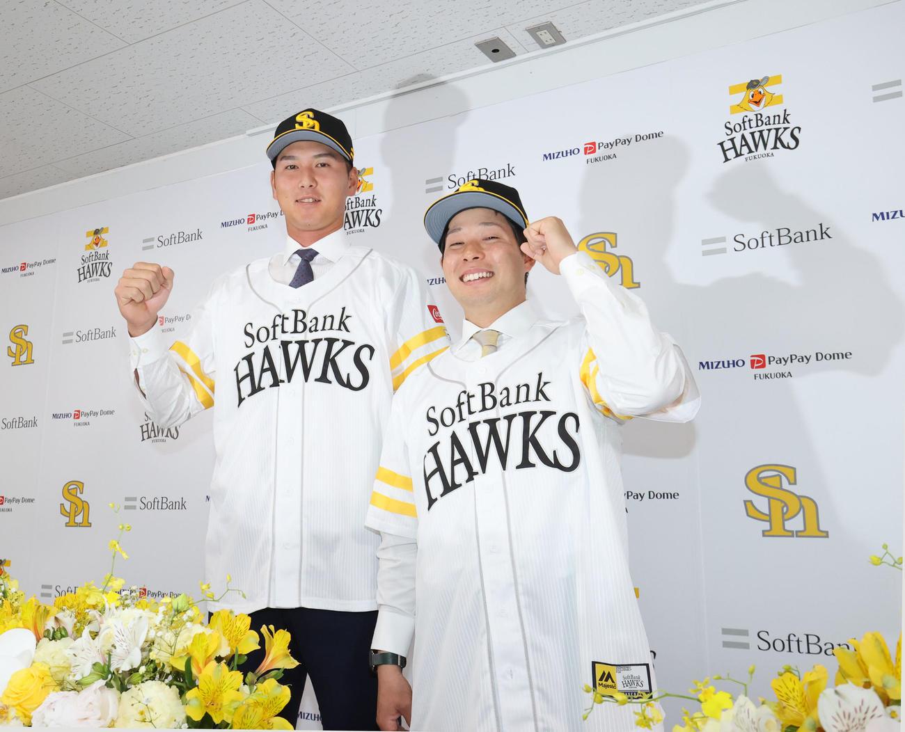 入団会見でユニホーム姿を披露する秋広（左）と大江（撮影・梅根麻紀）