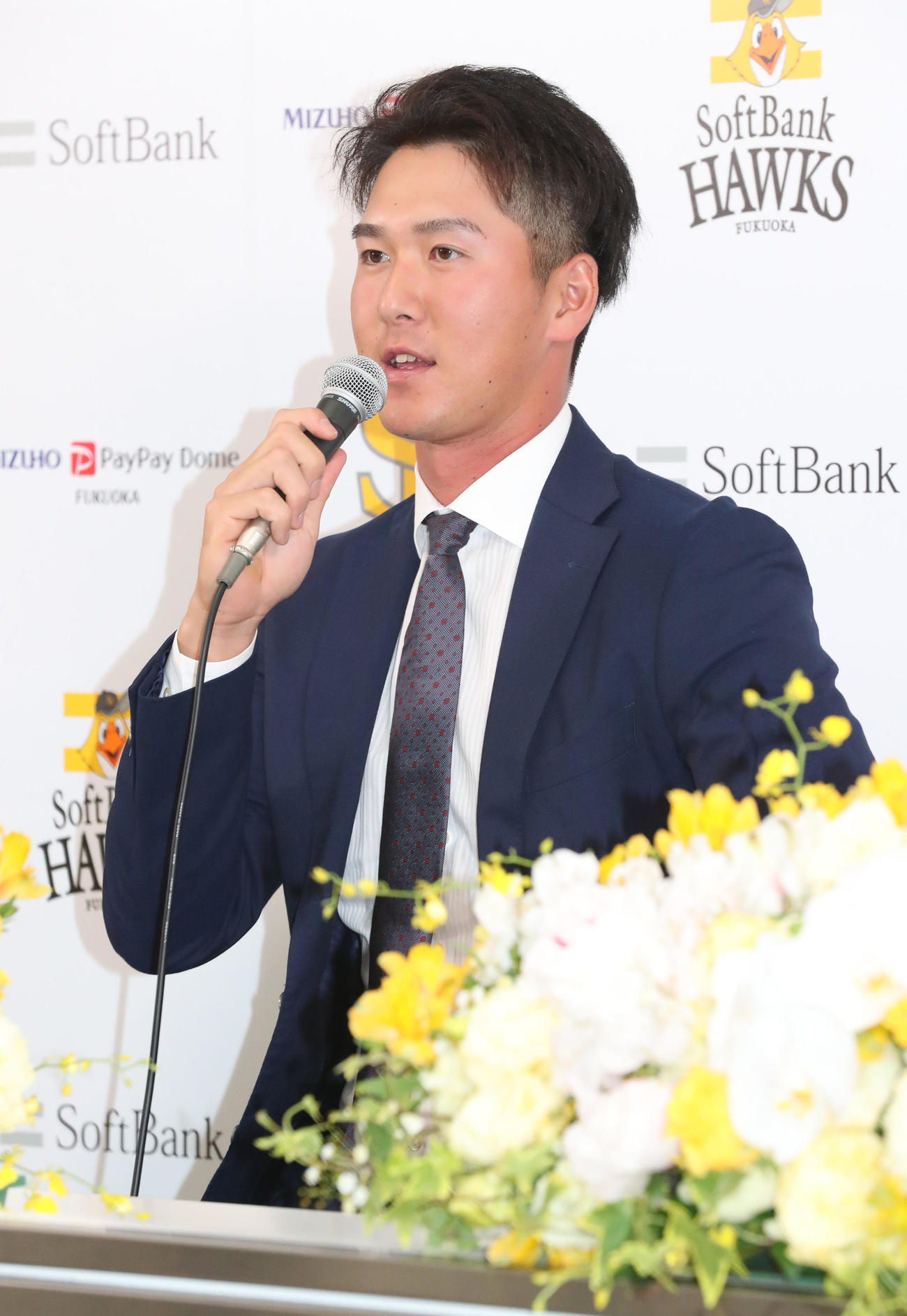 入団会見で話をする秋広（撮影・梅根麻紀）