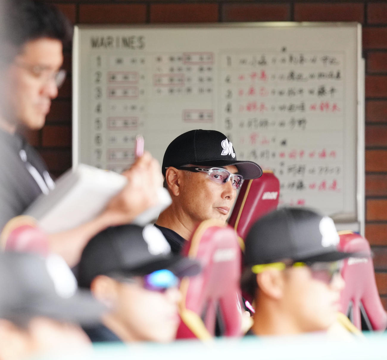 楽天対ロッテ　3回裏、ベンチで厳しい表情のロッテ吉井監督（撮影・江口和貴）