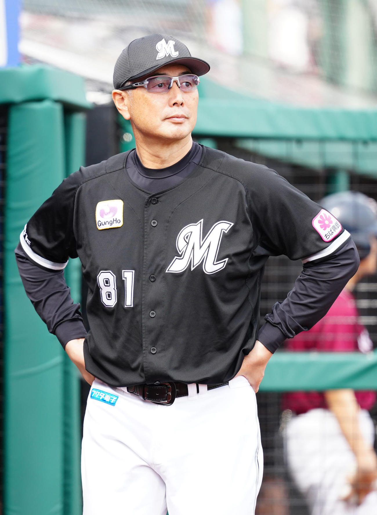 楽天対ロッテ　5回裏開始前、選手交代を告げベンチに引き揚げるロッテ吉井監督（撮影・江口和貴）