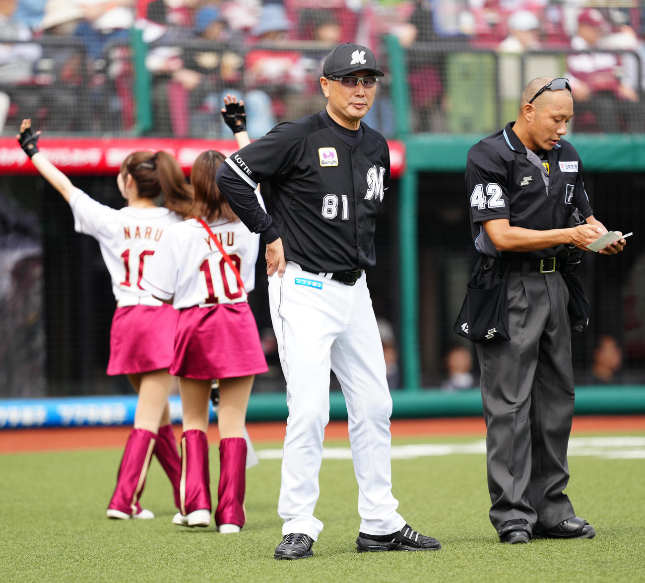 楽天対ロッテ　5回裏開始前、選手交代を告げるロッテ吉井監督（撮影・江口和貴）