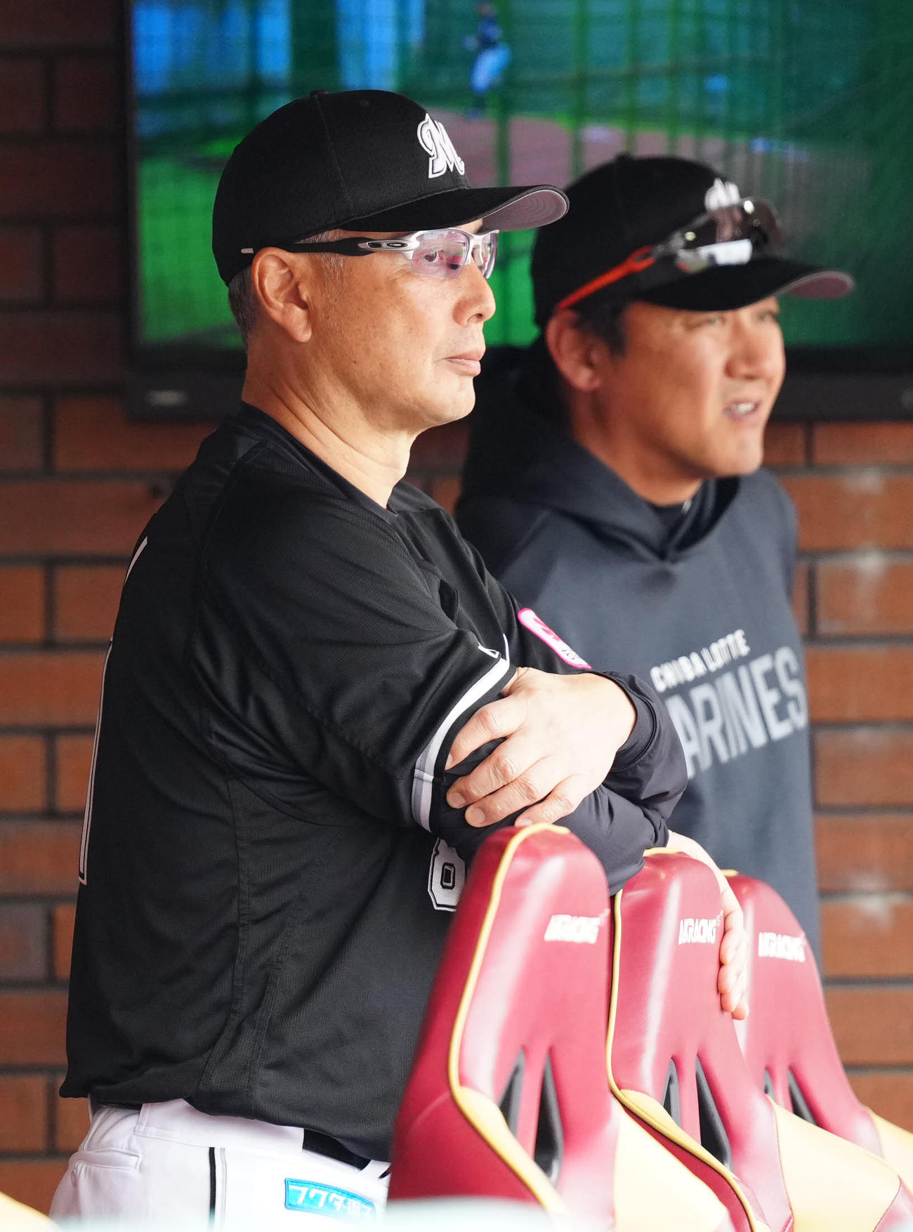 楽天対ロッテ　5回表、ベンチから戦況を見つめるロッテ吉井監督（左）と金子戦略コーチ（撮影・江口和貴）