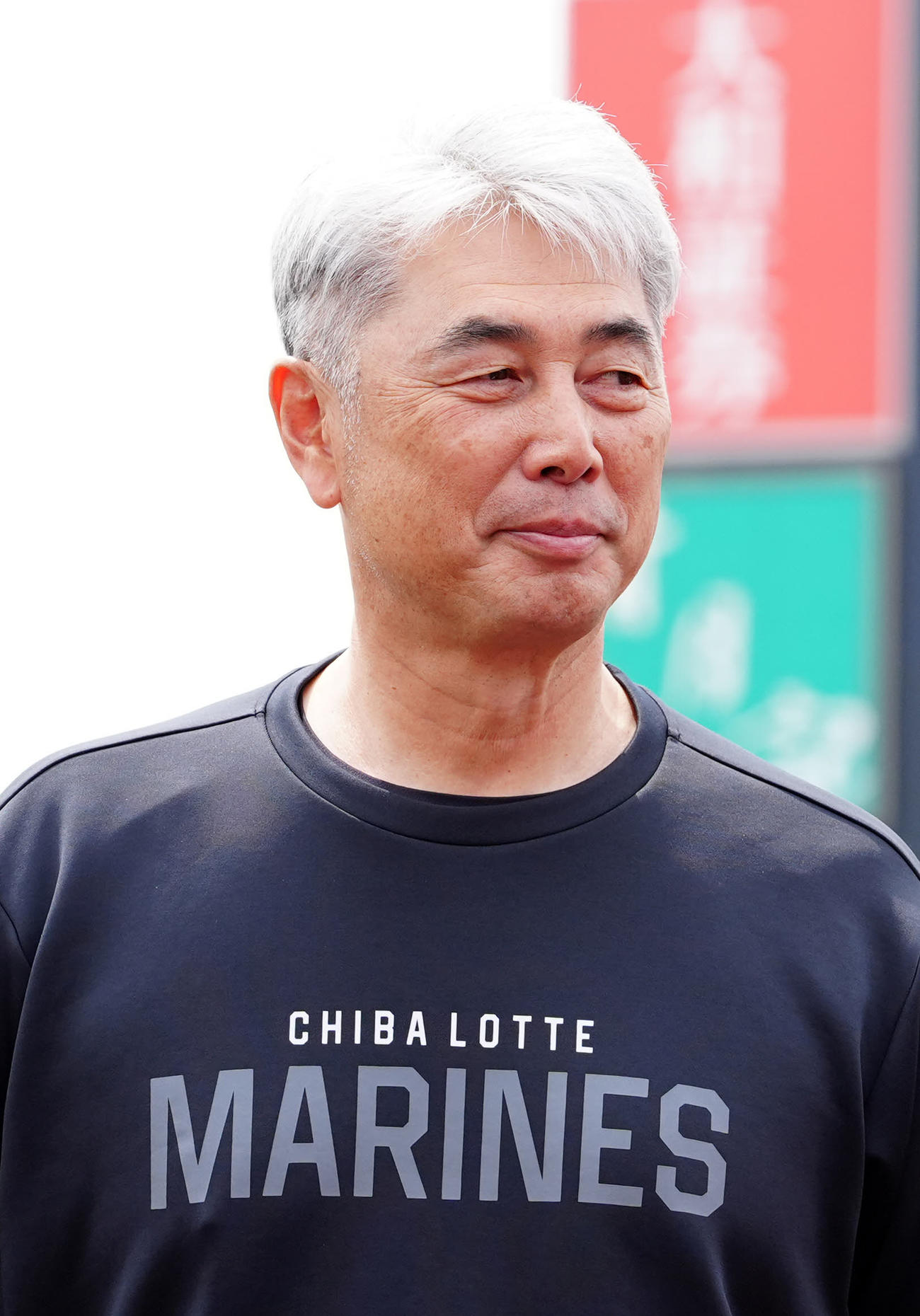 楽天対ロッテ　試合前練習を見つめるロッテ吉井監督（撮影・江口和貴）
