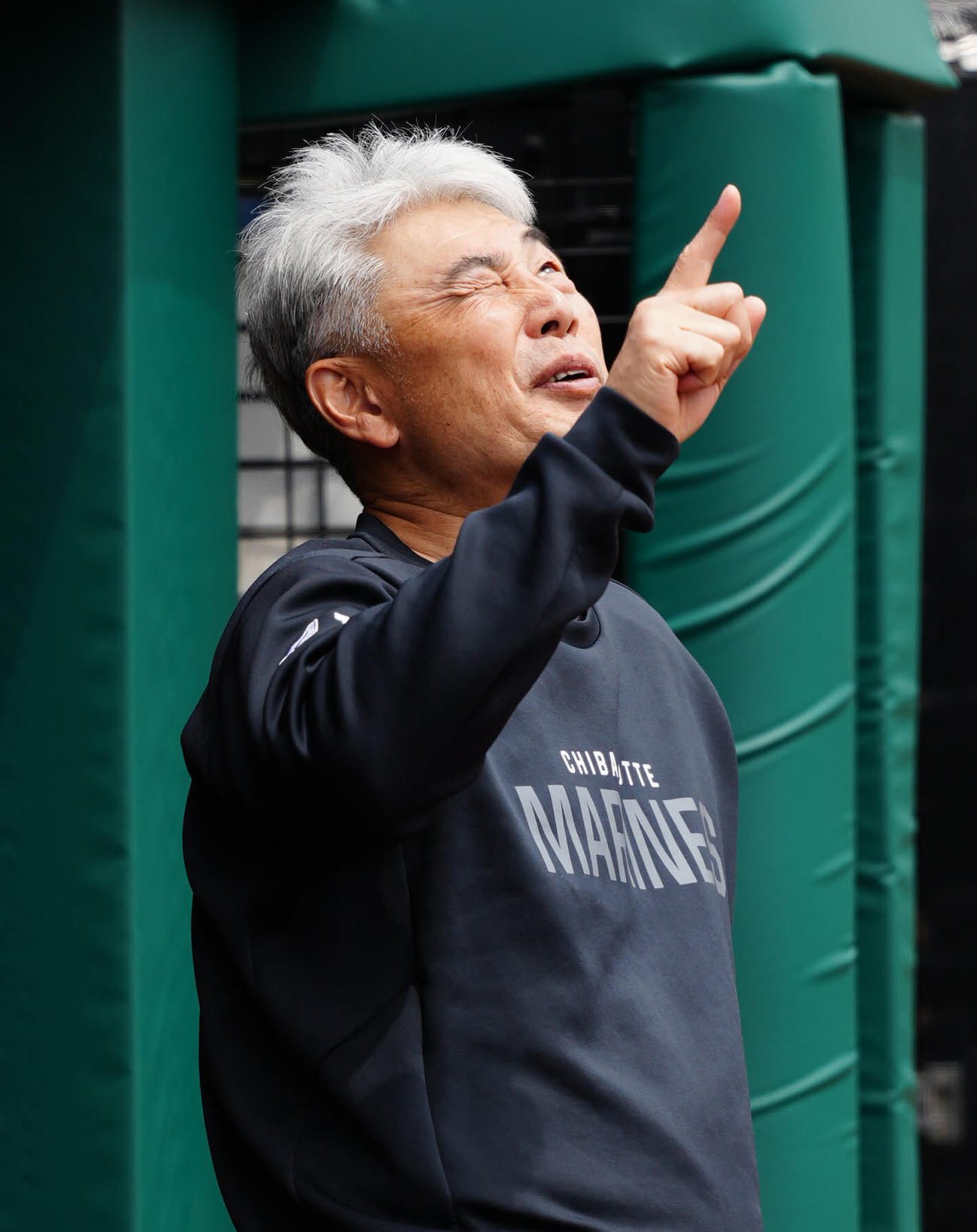 楽天対ロッテ　試合前、楽天モバイルパーク上空にできたハロを指さすロッテ吉井監督（撮影・江口和貴）