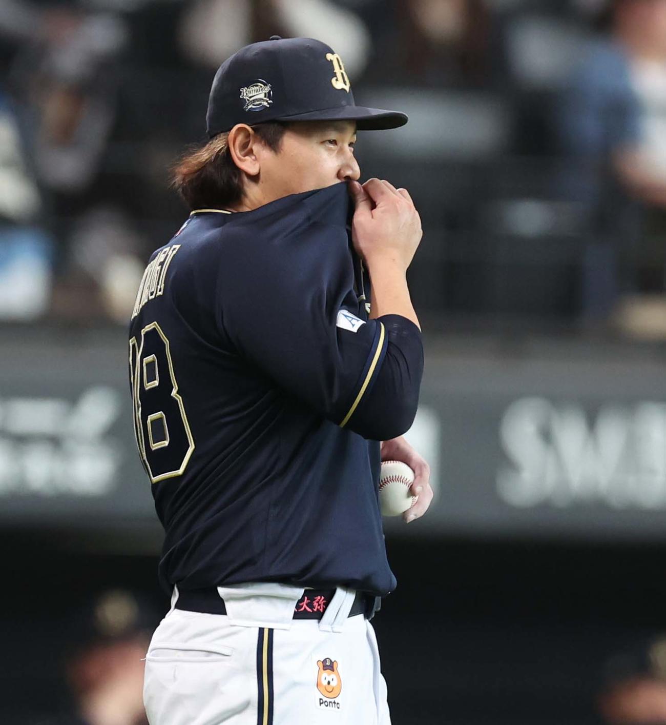 日本ハム対オリックス　5回裏日本ハム2死満塁、レイエスに中前2点適時打を浴びる宮城（撮影・黒川智章）
