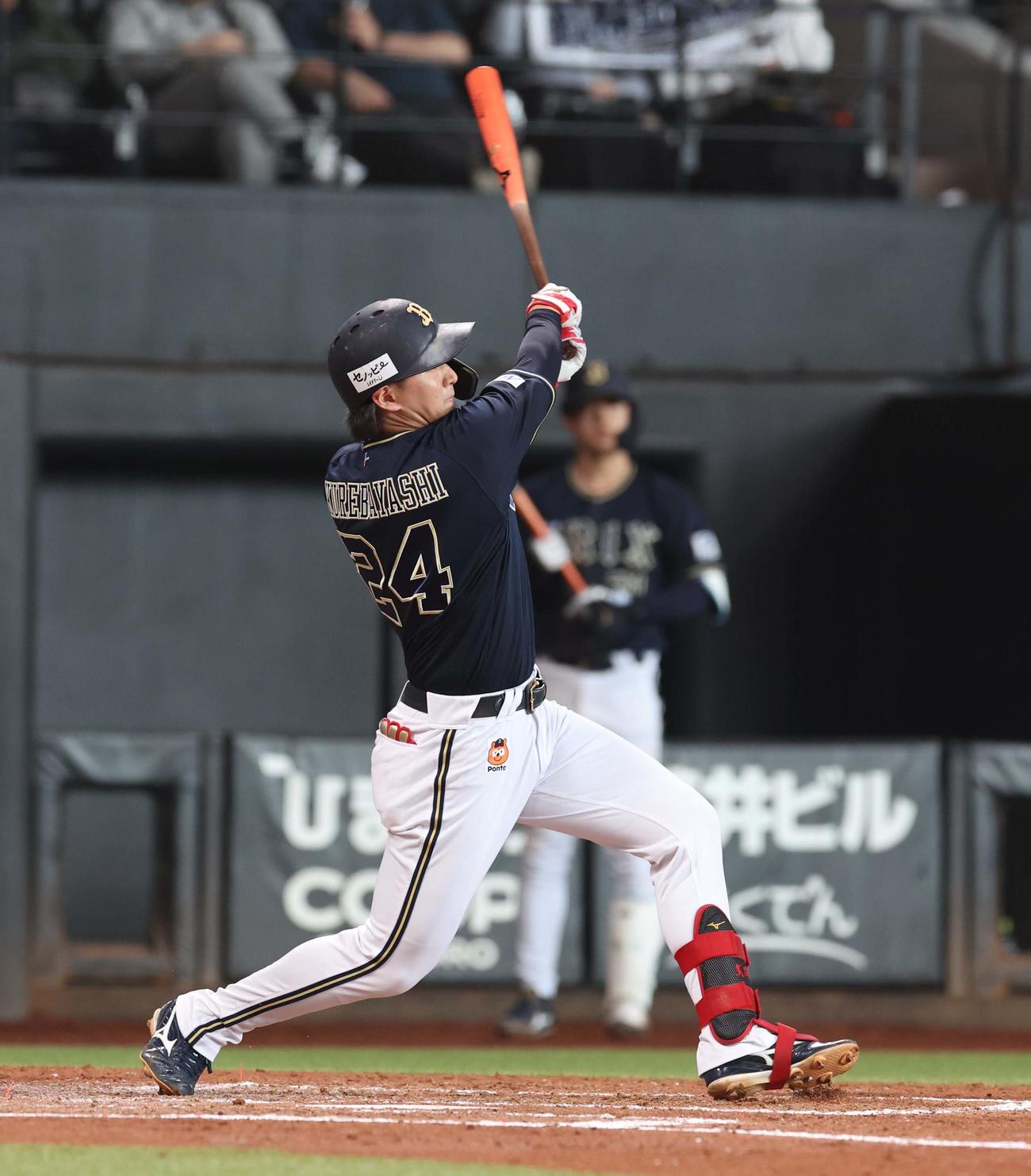 日本ハム対オリックス　3回表オリックス1死、左翼線に二塁打を放つ紅林（撮影・黒川智章）