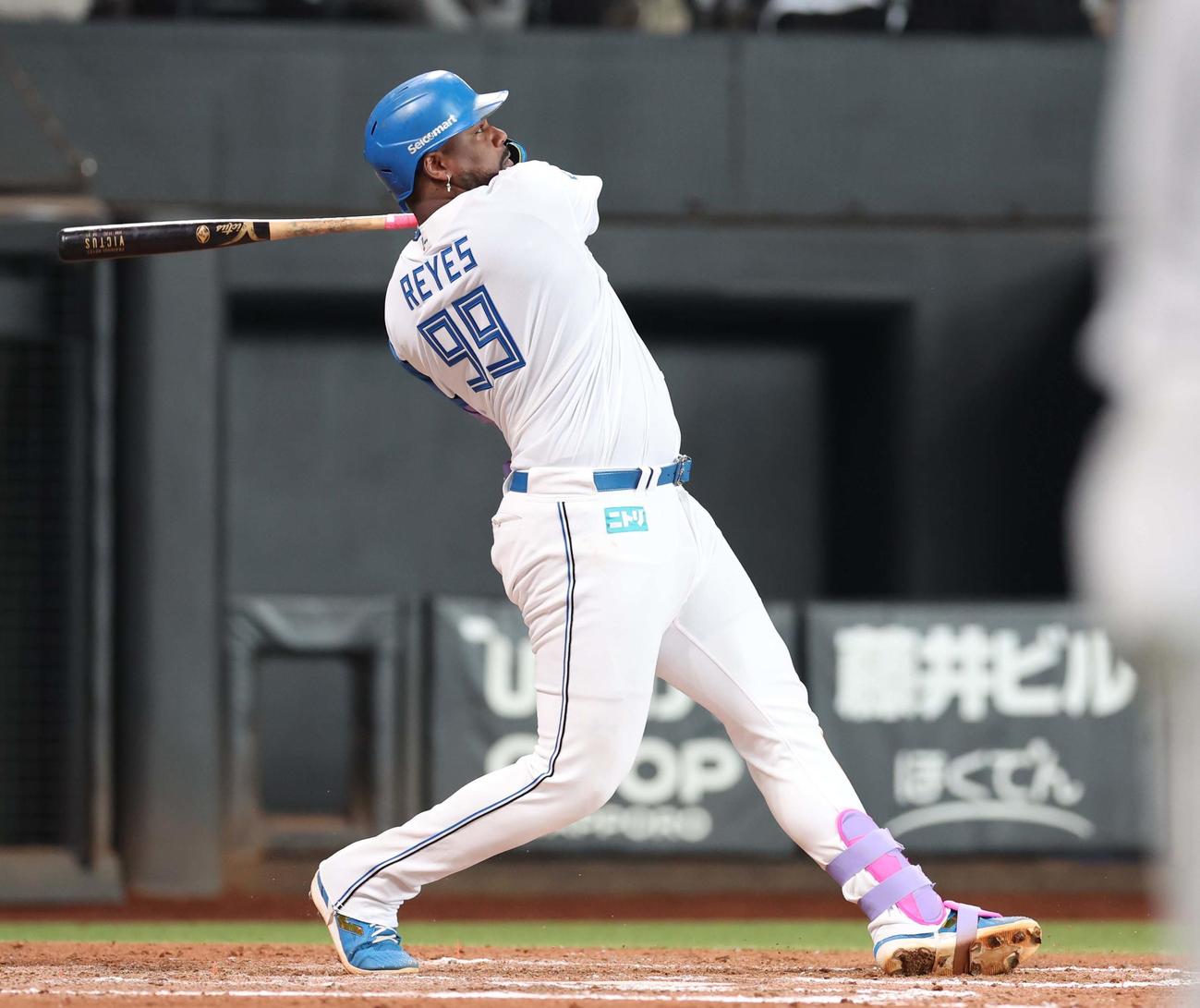 日本ハム対オリックス　7回裏日本ハム2死二塁、左越え2点本塁打を放つレイエス（撮影・黒川智章）