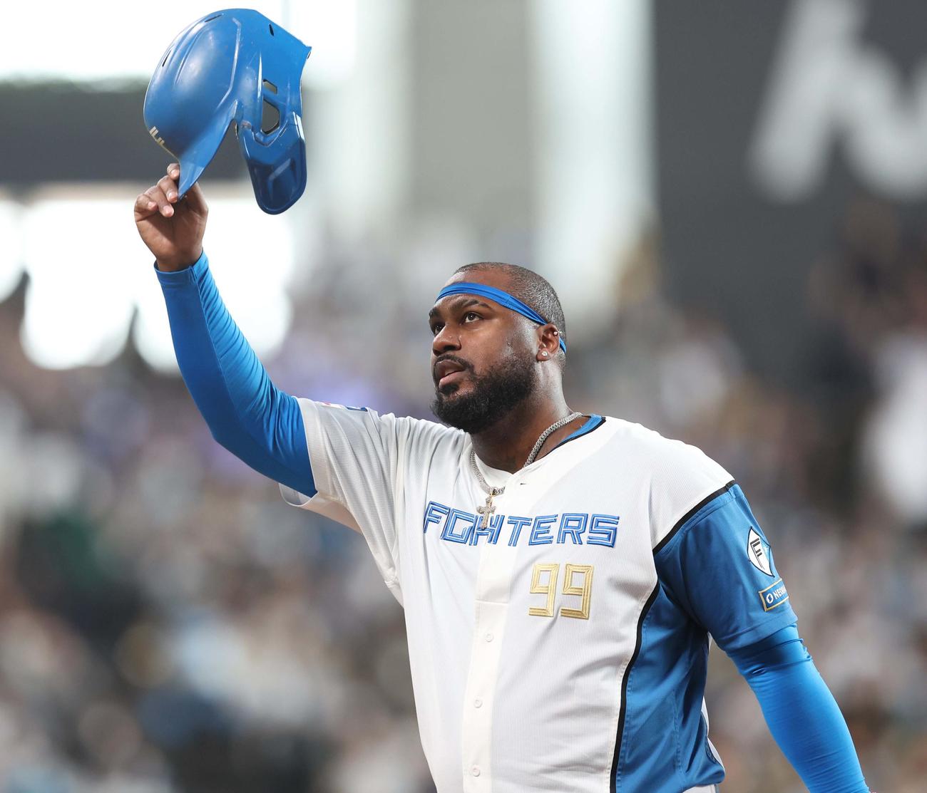 日本ハム対オリックス　5回裏に2点適時打を放ったレイエスはスタンドの声援に応える（撮影・黒川智章）