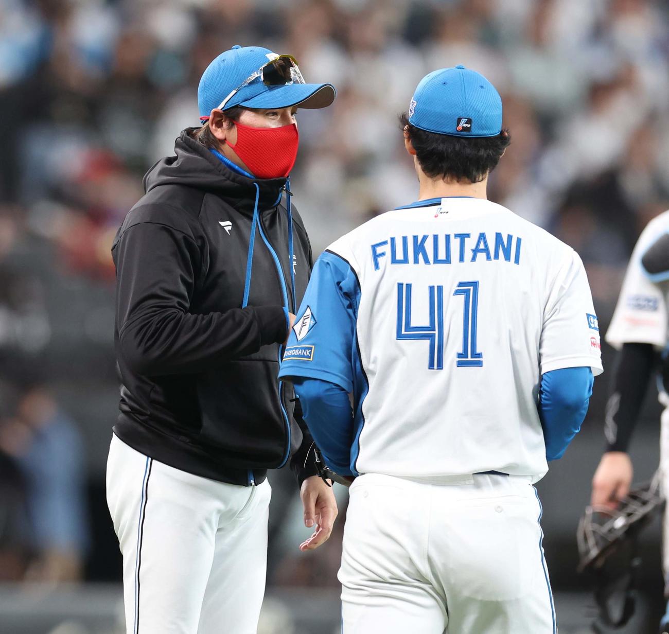 日本ハム対オリックス　8回表、5番手の福谷にボールを渡す新庄監督（撮影・黒川智章）