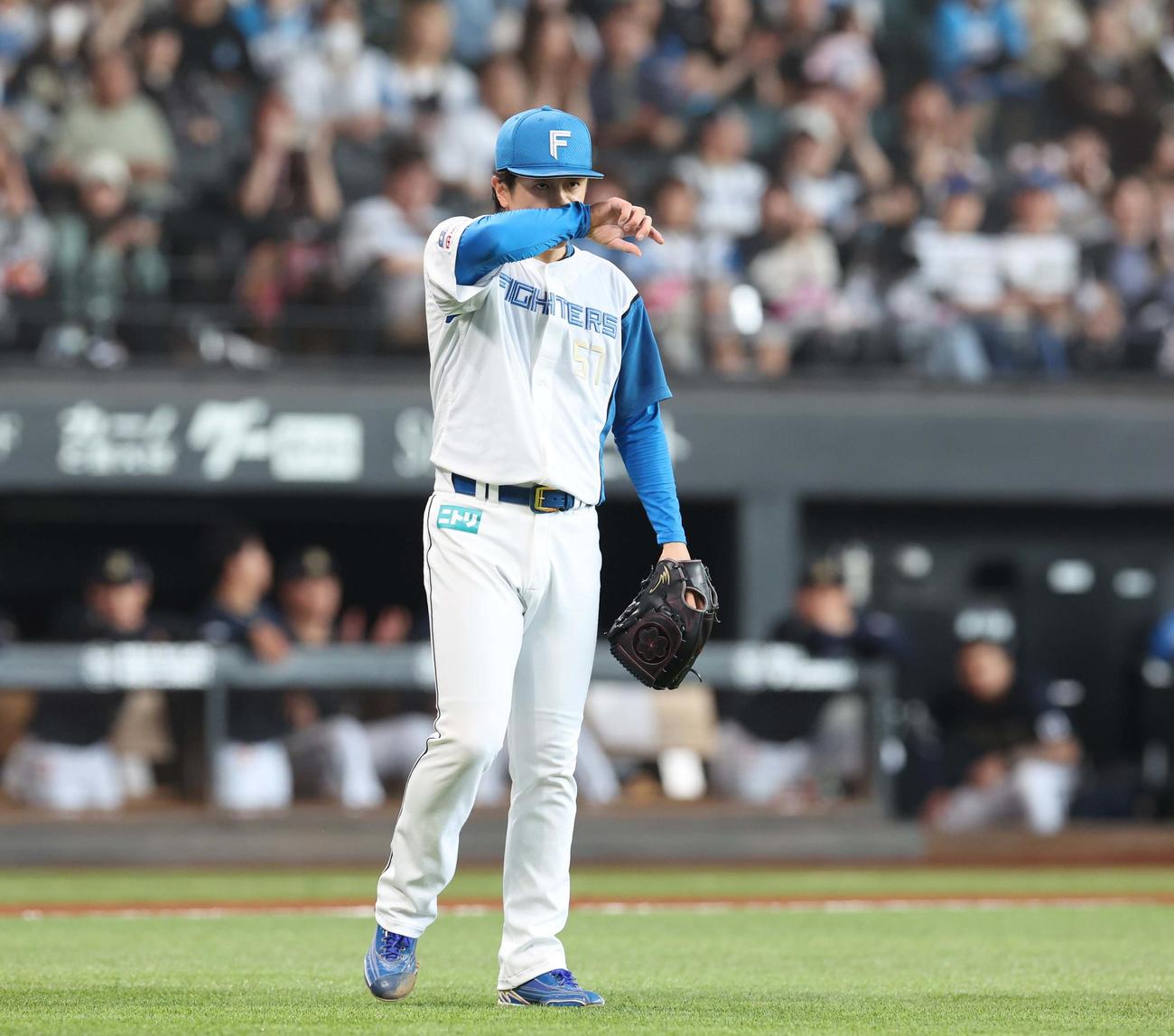 日本ハム対オリックス　1回表、失点し汗を拭く北山（撮影・黒川智章）
