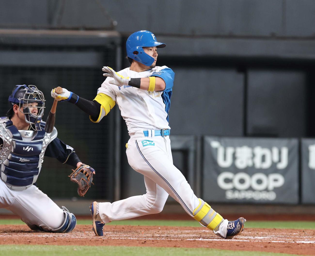 日本ハム対オリックス　5回裏日本ハム1死一、三塁，右前適時打を放つ水野（撮影・黒川智章）