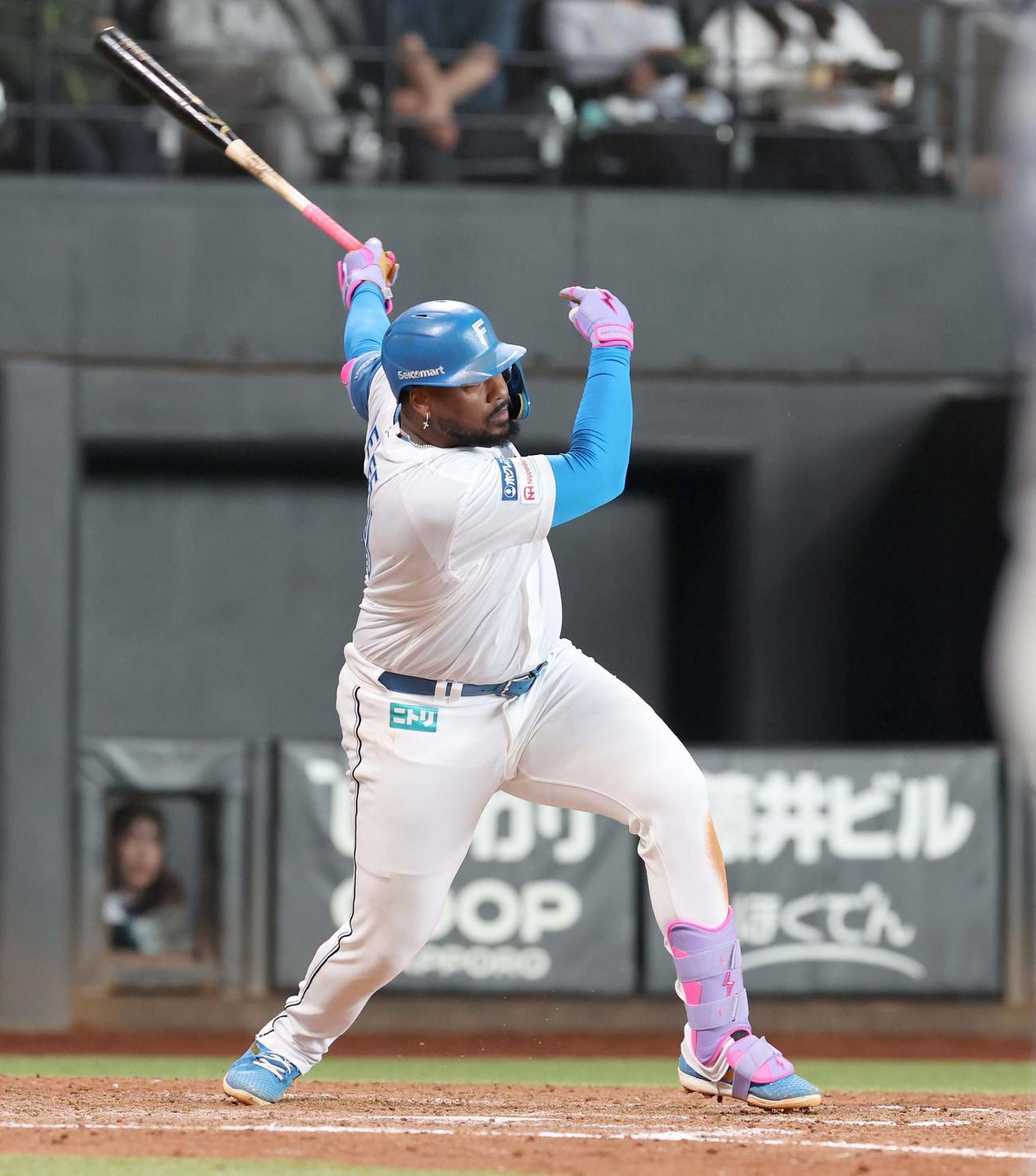 日本ハム対オリックス　5回裏日本ハム2死満塁、中前2点適時打を放つレイエス（撮影・黒川智章）