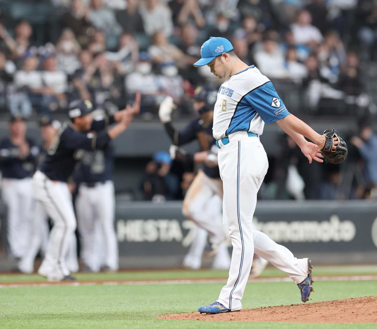 日本ハム対オリックス　7回表オリックス2死満塁、広岡に左越え満塁本塁打を浴びる斎藤（撮影・黒川智章）