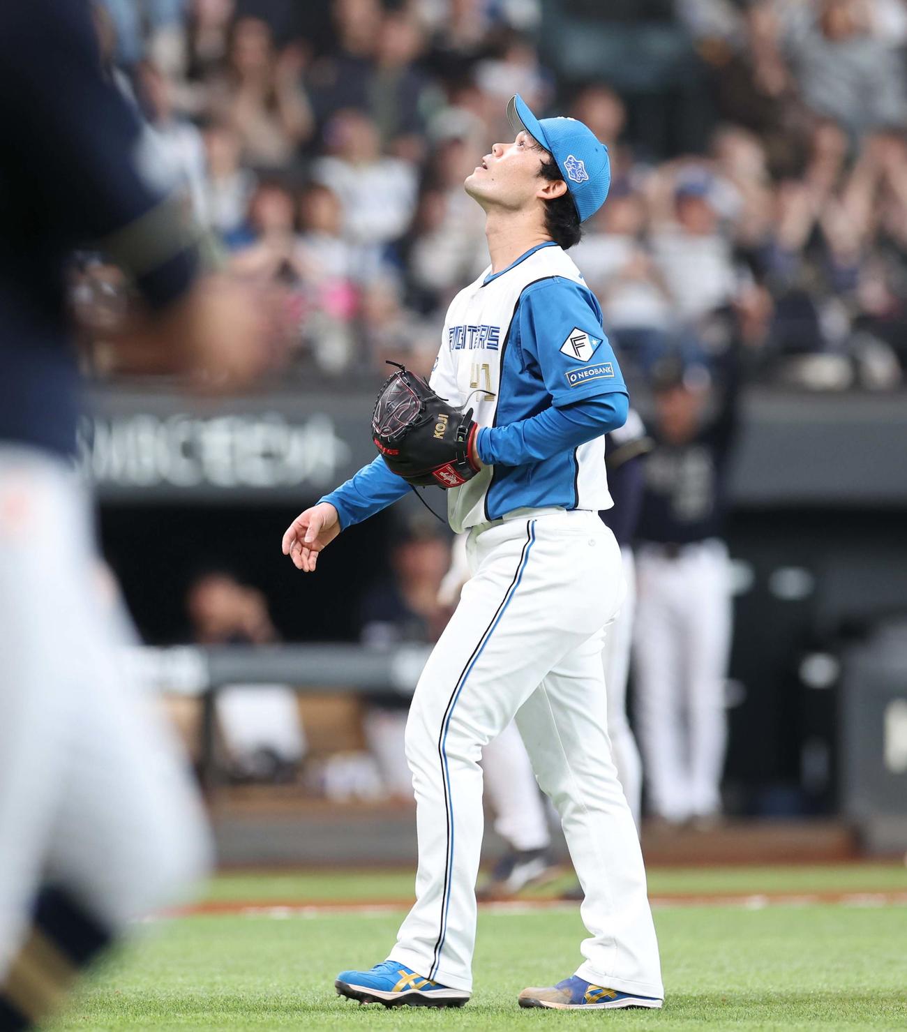 日本ハム対オリックス　8回表オリックス1死満塁、森に押し出し四球を与え天を仰ぐ福谷（撮影・黒川智章）