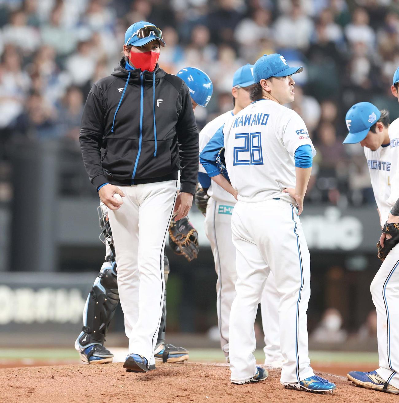 日本ハム対オリックス　8回表、投手交代のためマウンドに上がる新庄監督（撮影・黒川智章）