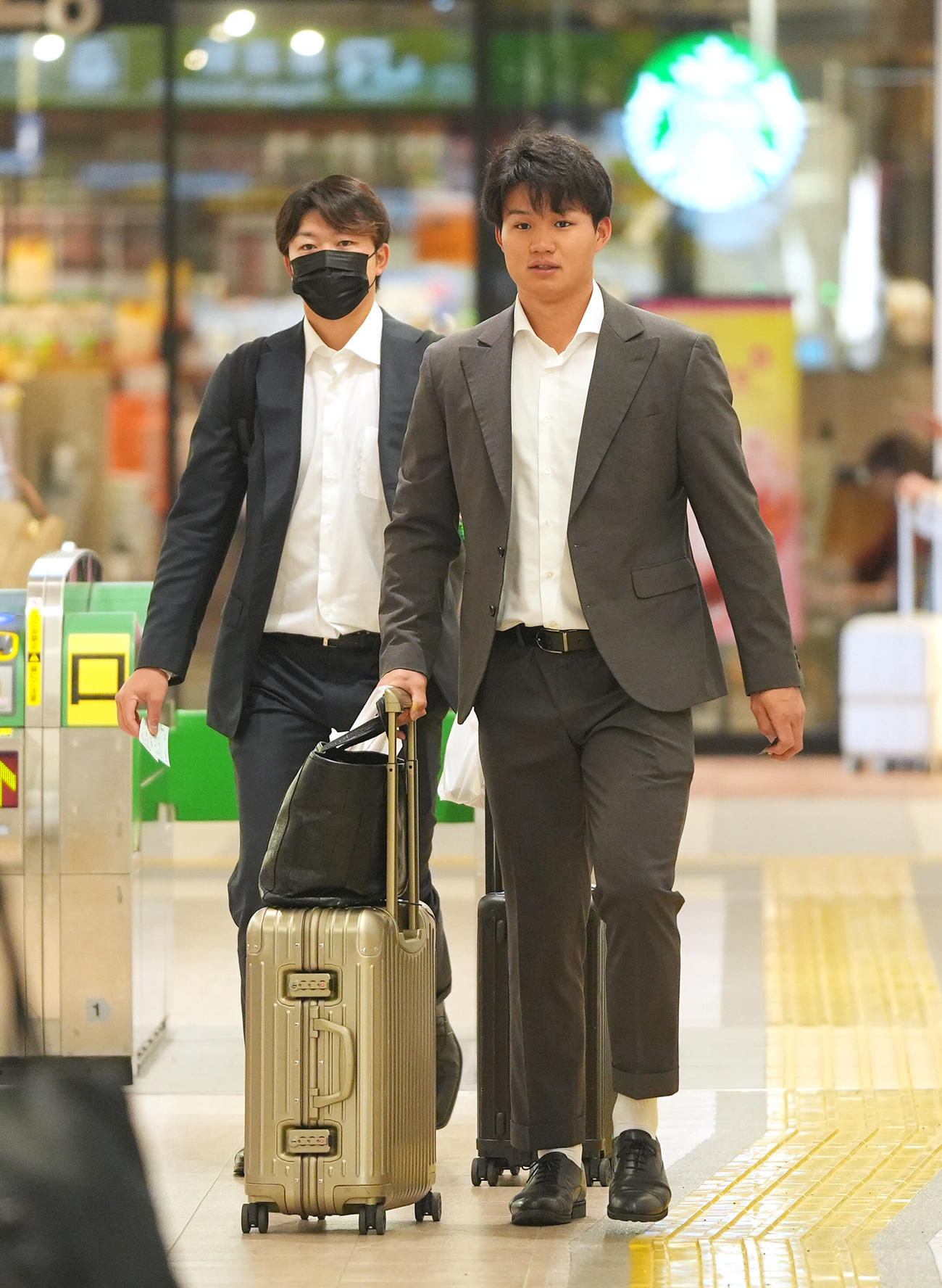 新潟駅から移動する阪神森下翔太（右）と楠本（撮影・垰建太）