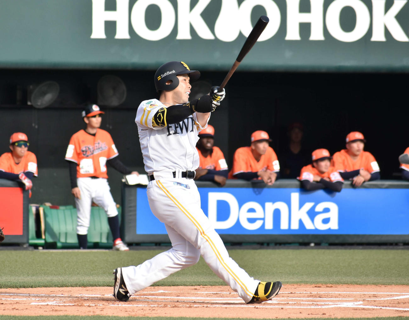 3軍戦で実戦復帰し、第1打席で右飛を放つ近藤（撮影・只松憲）
