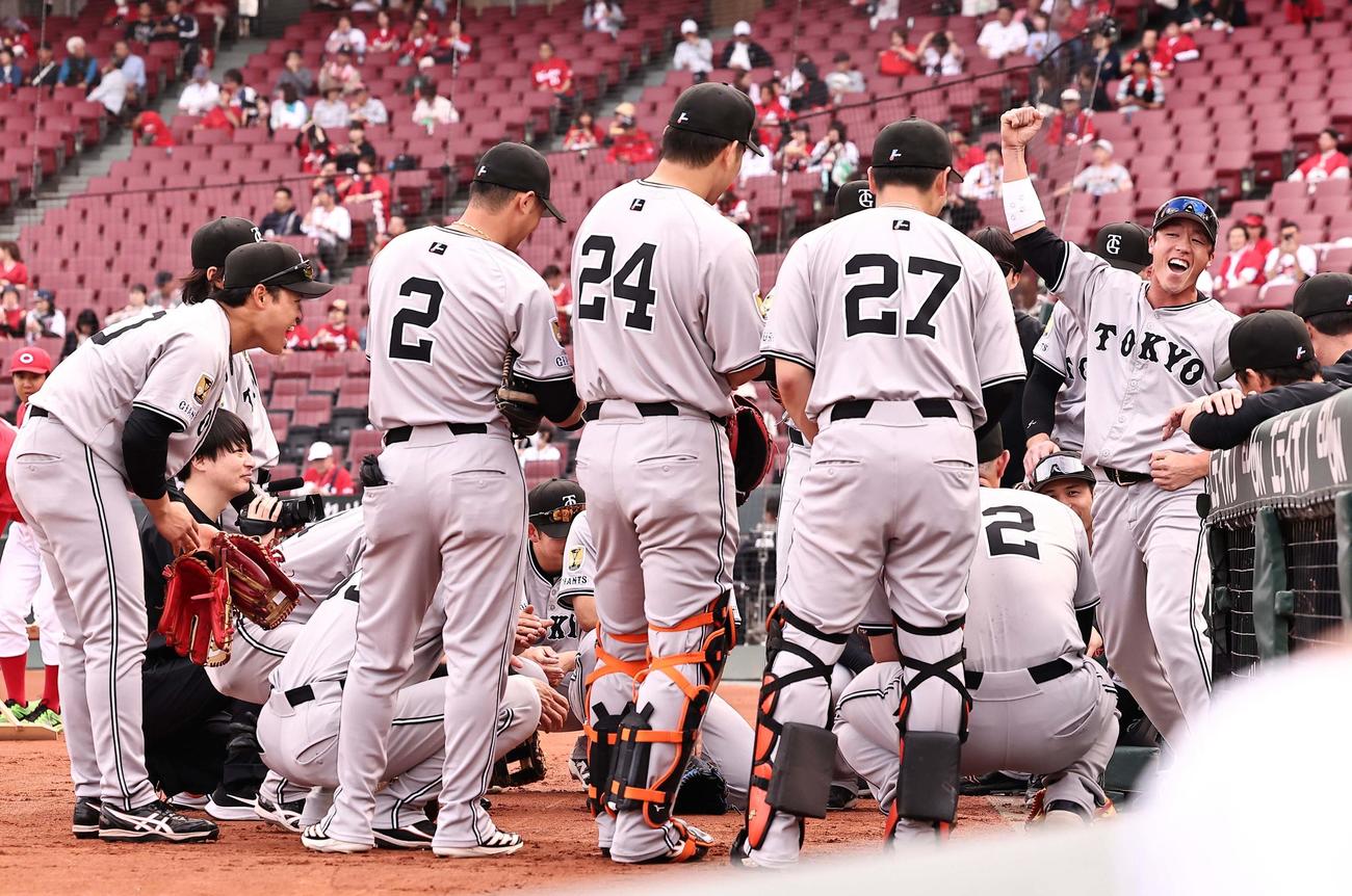 広島対巨人　重信（右）は試合前の声出しをする（撮影・上田博志）