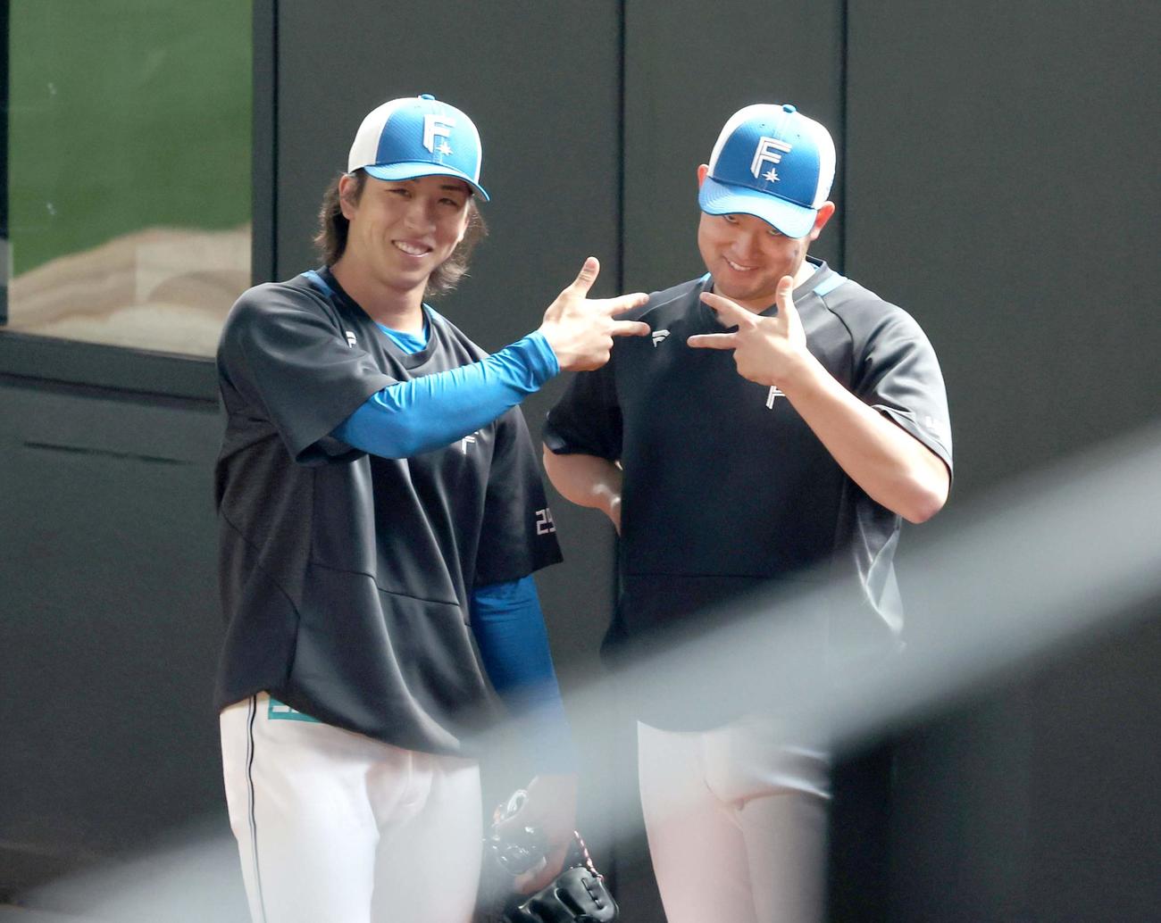 日本ハム対オリックス　ポーズをとる細野（左）と斎藤（撮影・黒川智章）