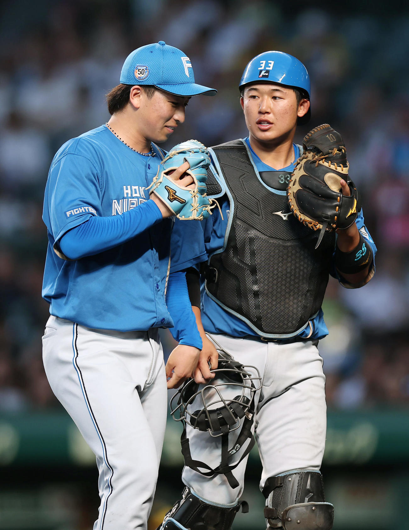 日本ハム細野晴希（左）と進藤勇也（2024年6月18日撮影）