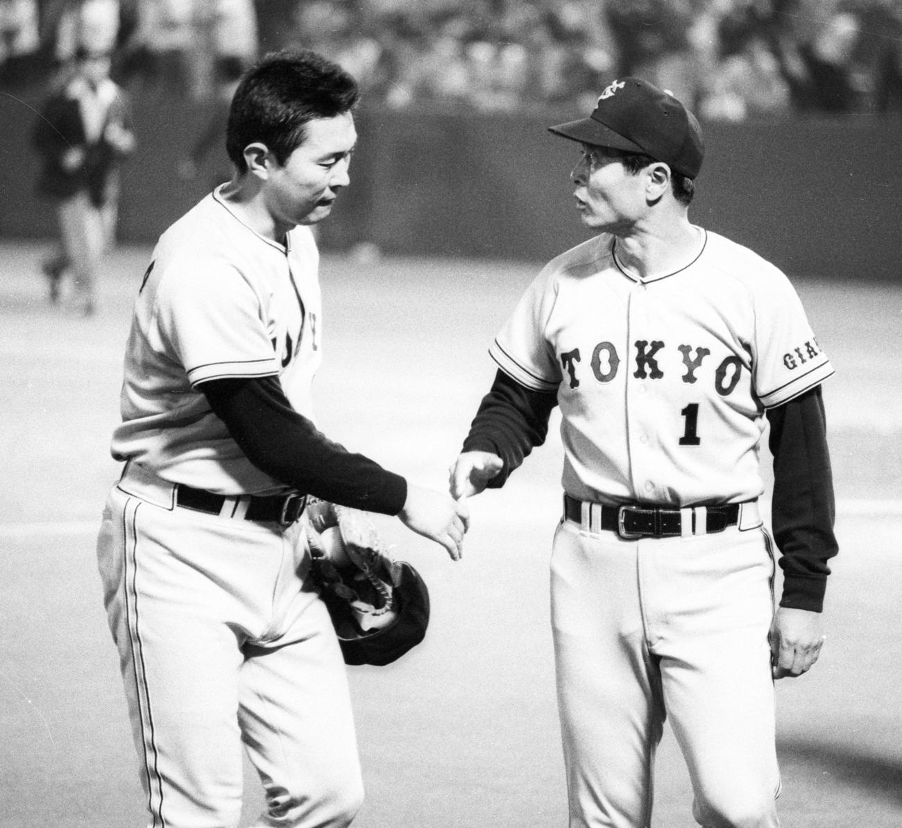 巨人江川卓を握手で迎える王貞治監督（1985年5月23日撮影）