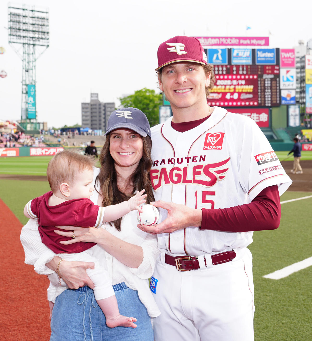楽天対ロッテ　来日初勝利を挙げ、妻アリッサさん（中央）、息子のハドソンくん（左）と写真に納まるハワード（撮影・江口和貴）