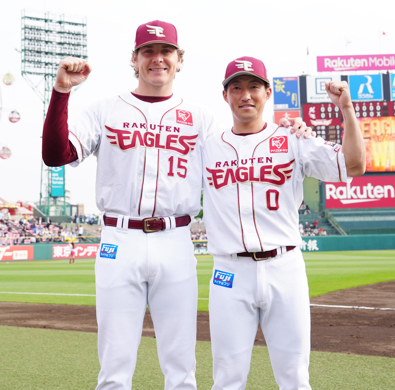 楽天対ロッテ　試合後、写真に納まる楽天ハワード（左）と小深田（撮影・江口和貴）