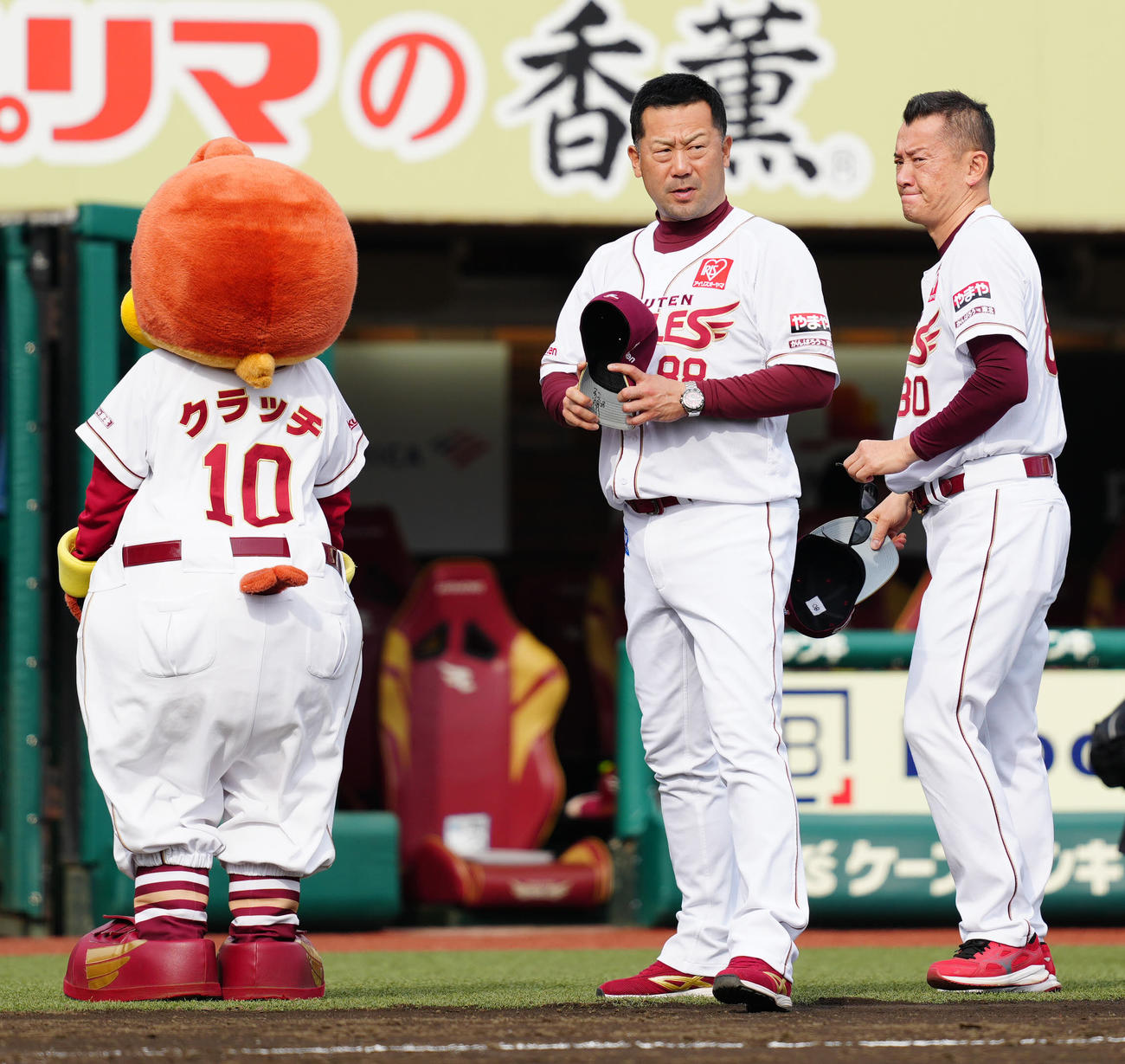 楽天対ロッテ　試合後、あいさつする楽天三木監督（中央）（撮影・江口和貴）