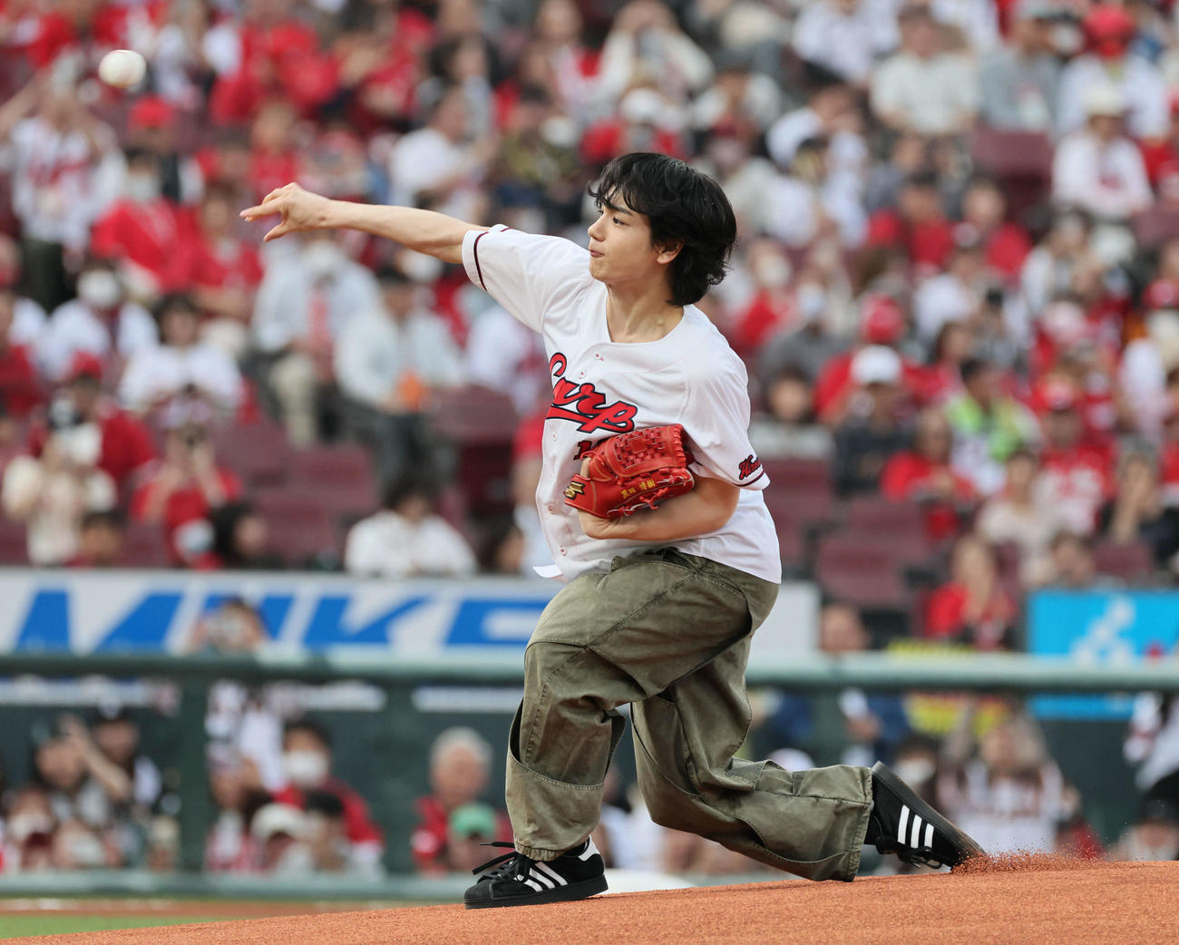 広島対巨人　始球式で投げるJO1の豆原一成さん（撮影・加藤孝規）